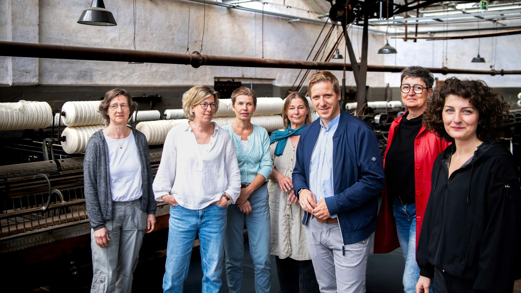 Das Bild zeigt Künstlerinnen und die Koordinatorin Ana Sous. Auch Landrat Markus Ramers ist auf dem Foto.