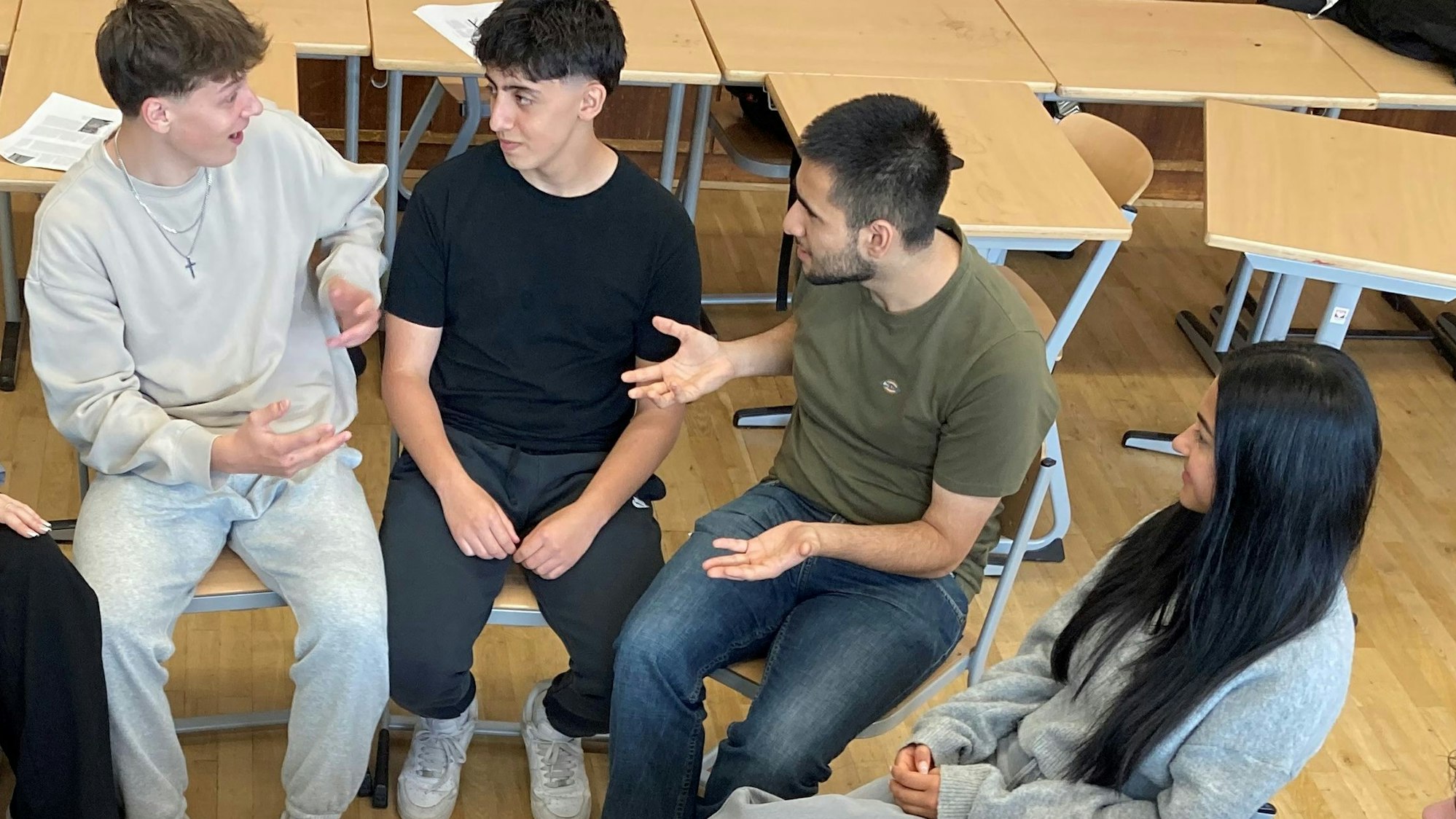 Schülerinnen und Schüler des Thusnelda-Gymnasiums diskutieren.
