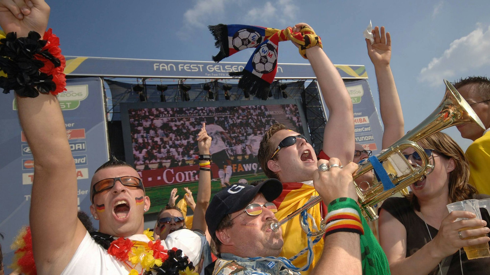 Das Bild zeigt eine Szene von einer Fanmeile im Sommer 2006 zur Fußball-WM. Foto: WDR/ddp/Michael Gottschalk