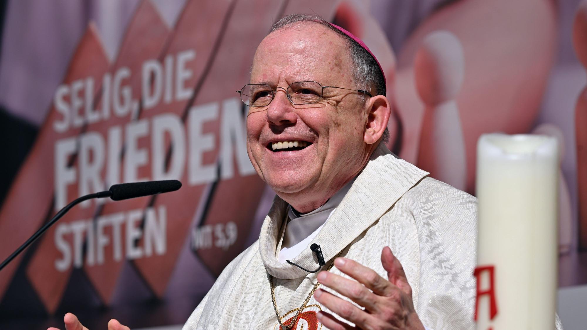 Ulrich Neymeyr feiert mit Wallfahrern einen Gottesdienst an der Wallfahrtskirche Klüschen Hagis.