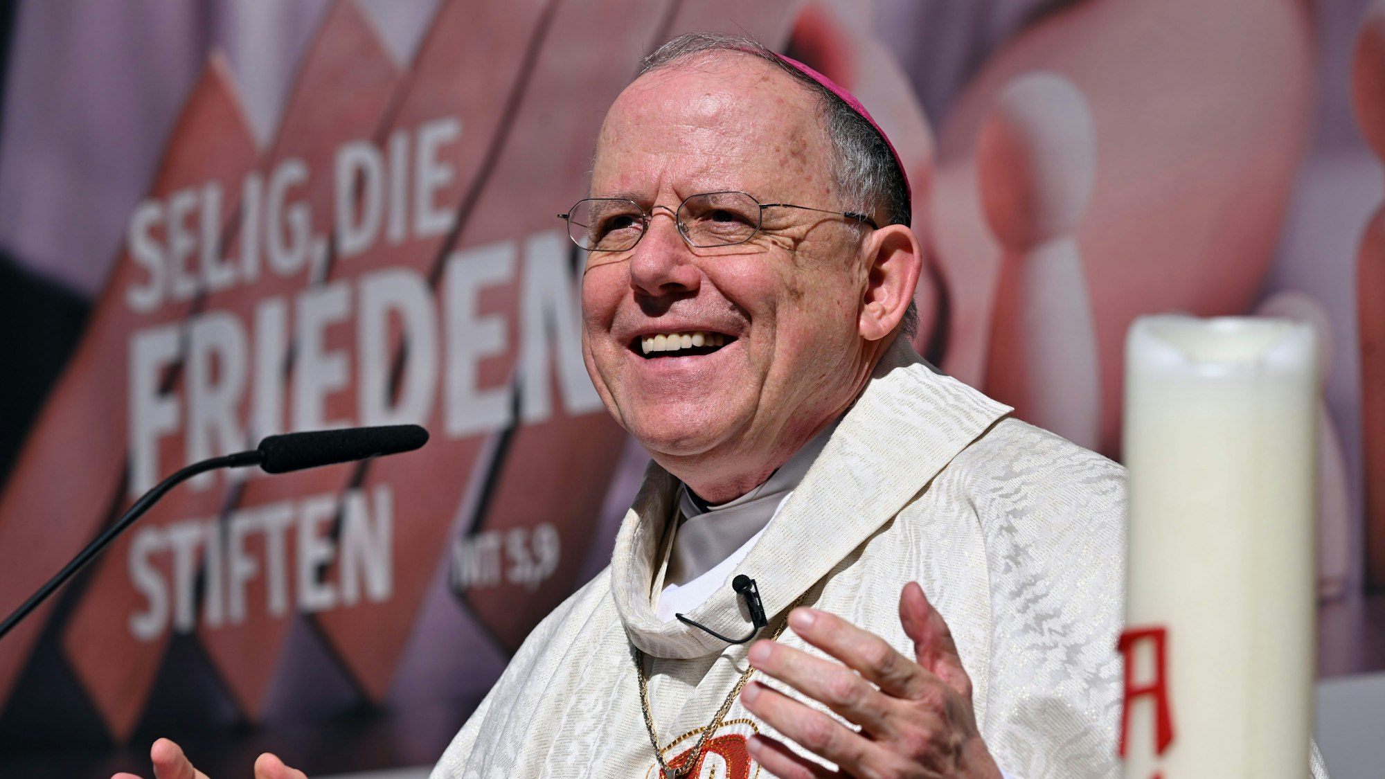 Ulrich Neymeyr feiert mit Wallfahrern einen Gottesdienst an der Wallfahrtskirche Klüschen Hagis.