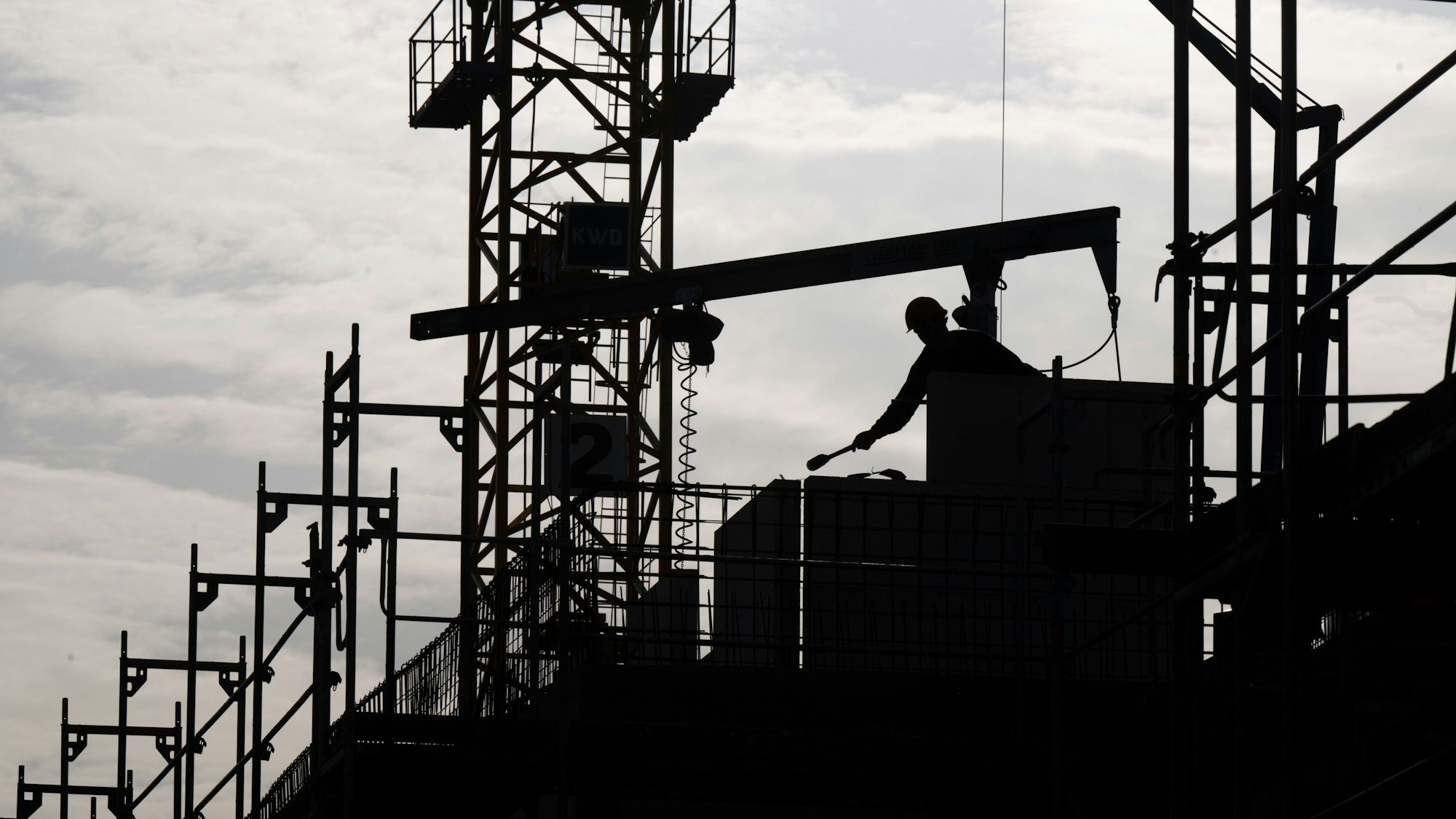 Ein Bauarbeiter arbeitet auf einer Baustelle. (Symbolbild)