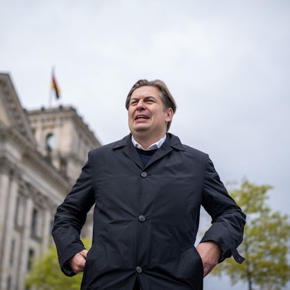 Maximilian Krah, AfD-Spitzenkandidat zur Europawahl, geht nach einem Pressestatement nach dem damaligen Gespräch mit der AfD-Fraktionsspitze. (Archivbild)