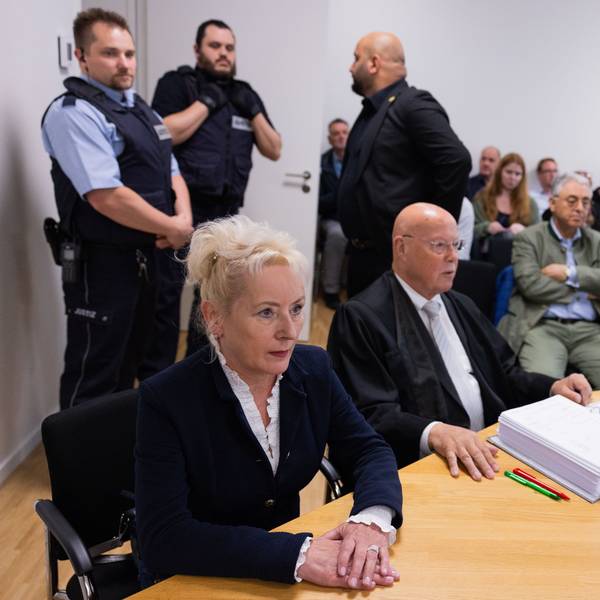 Simone Baum (l.), stellvertretende Bundesvorsitzende und NRW-Landeschefin der Werteunion, sitzt neben ihrem Anwalt Rainer Thesen (r.) im Arbeitsgericht Köln.