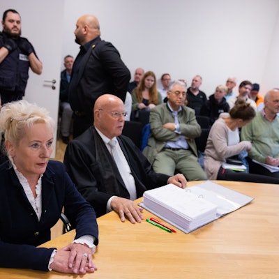 Simone Baum (l.), stellvertretende Bundesvorsitzende und NRW-Landeschefin der Werteunion, sitzt neben ihrem Anwalt Rainer Thesen (r.) im Arbeitsgericht Köln.