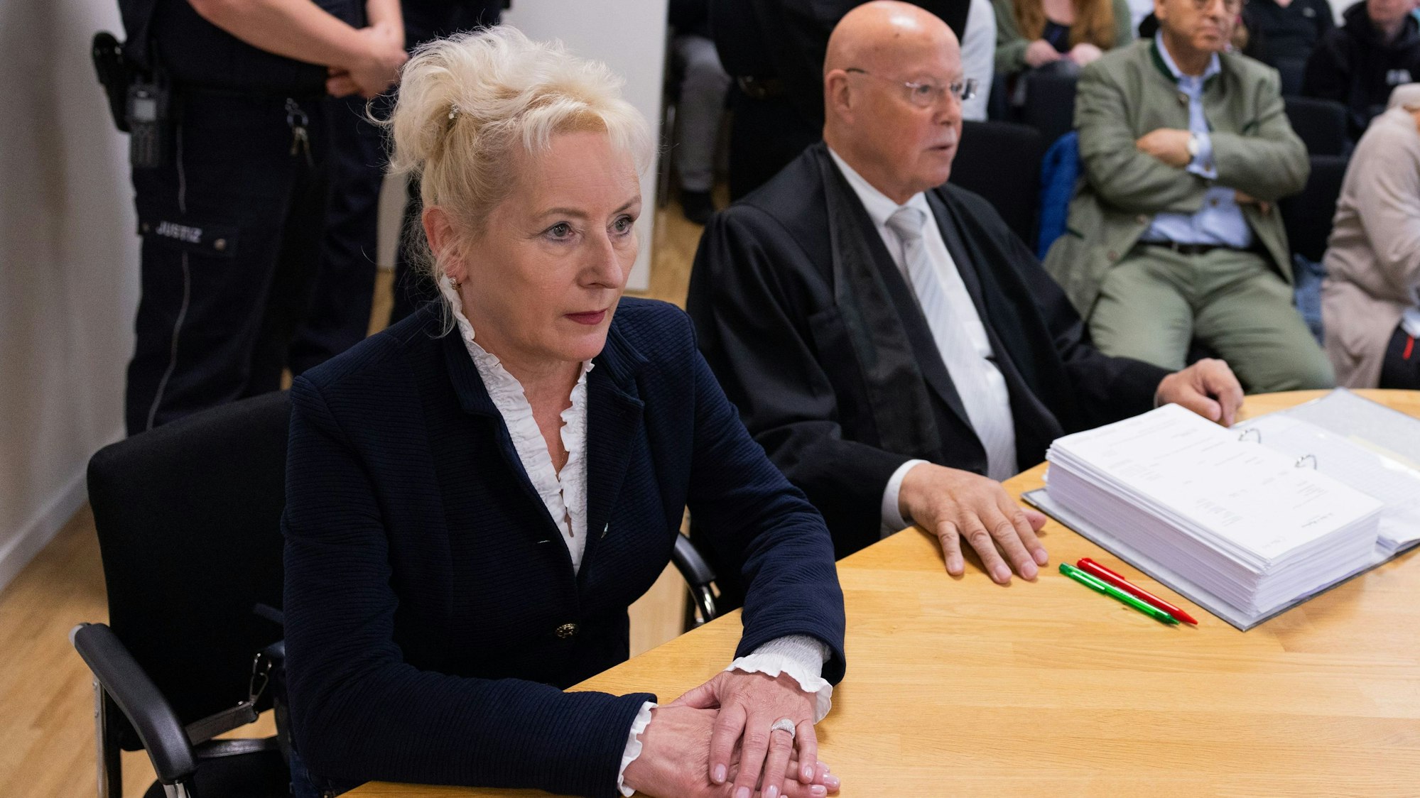 Simone Baum (l.), stellvertretende Bundesvorsitzende und NRW-Landeschefin der Werteunion, sitzt neben ihrem Anwalt Rainer Thesen (r.) im Arbeitsgericht Köln.