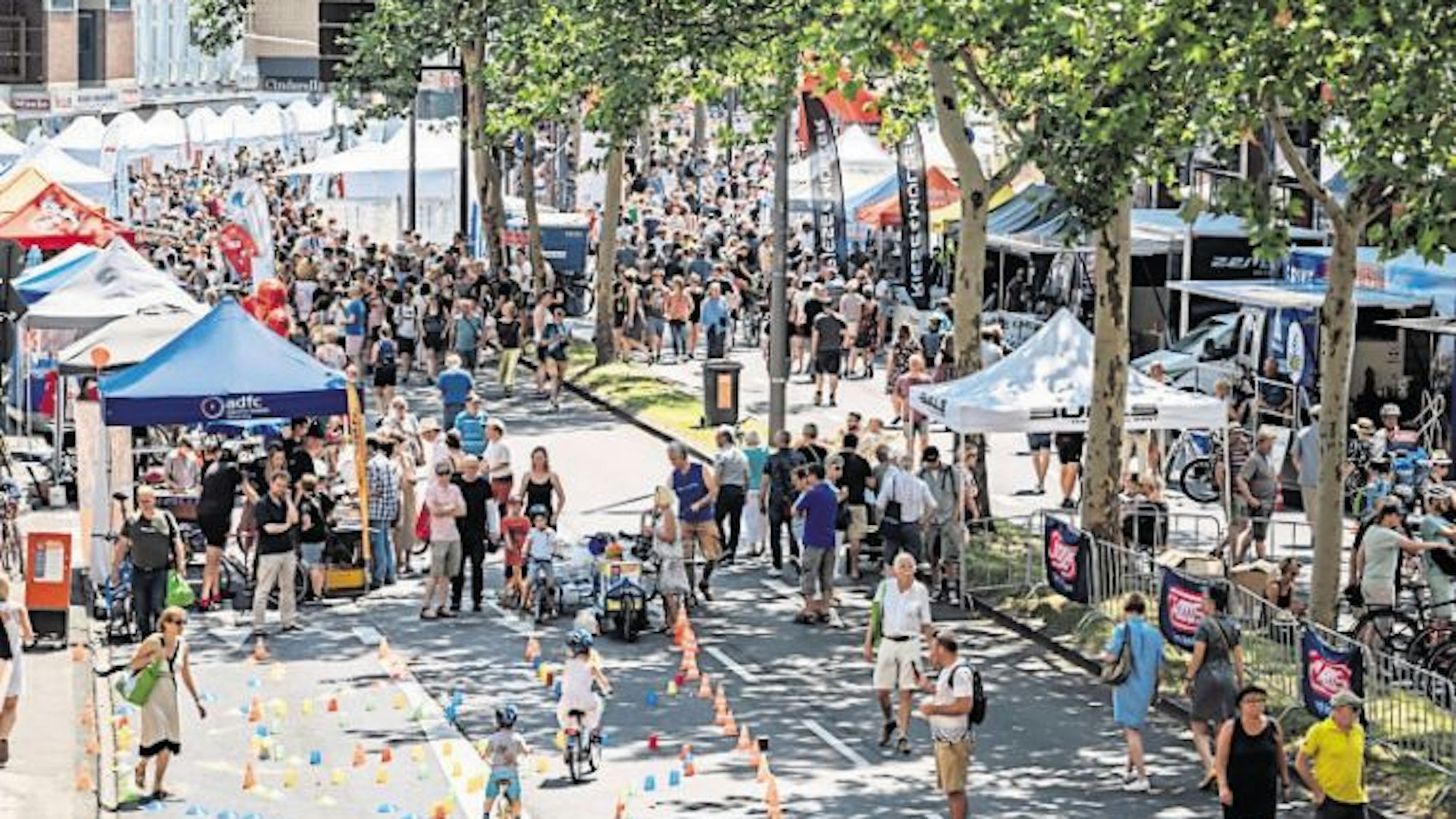 Zahlreiche Kinder und Erwachsene tummeln sich auf der Nord-Süd-Fahrt.