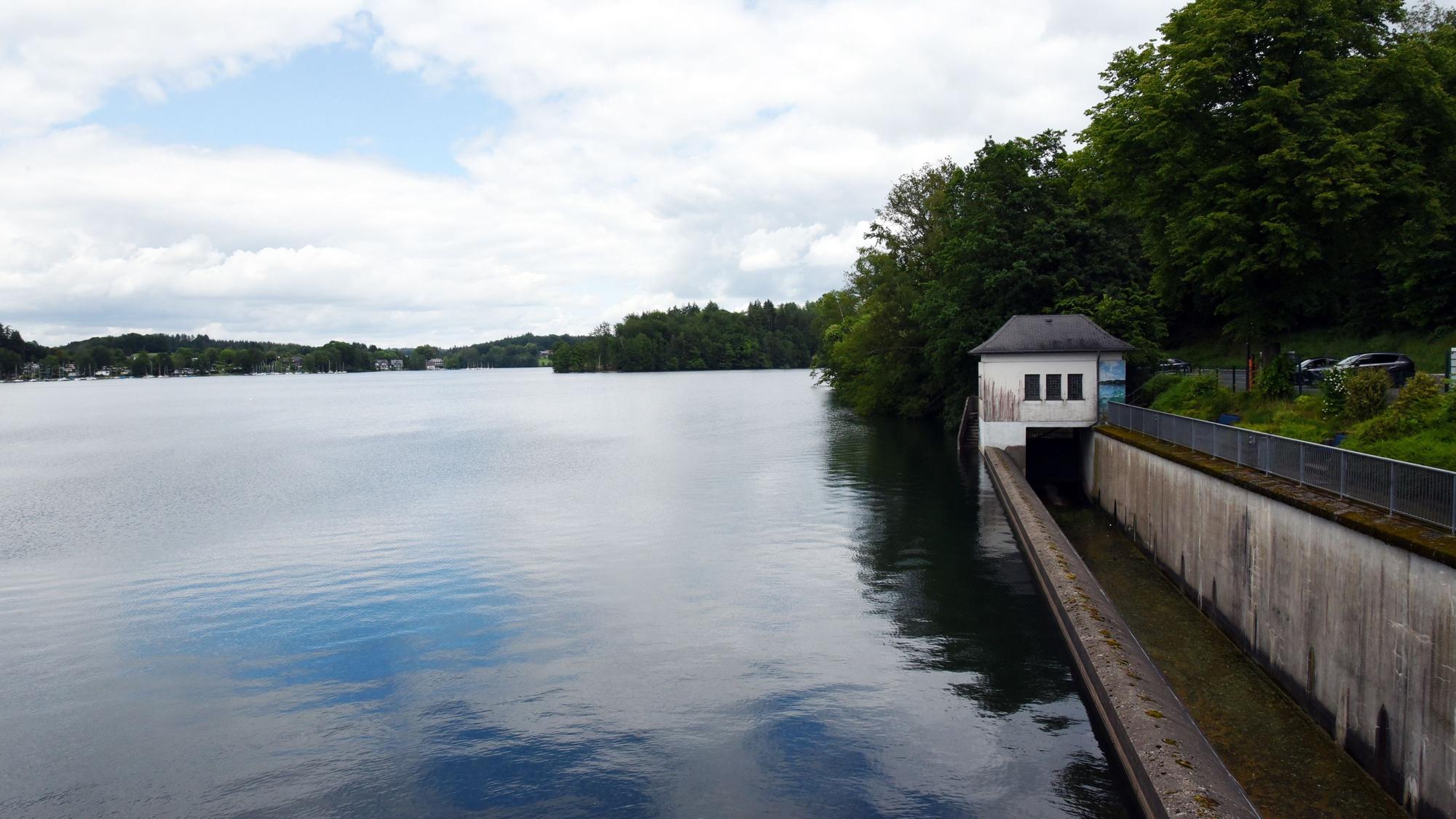 Blick auf die volle Bevertalsperre.