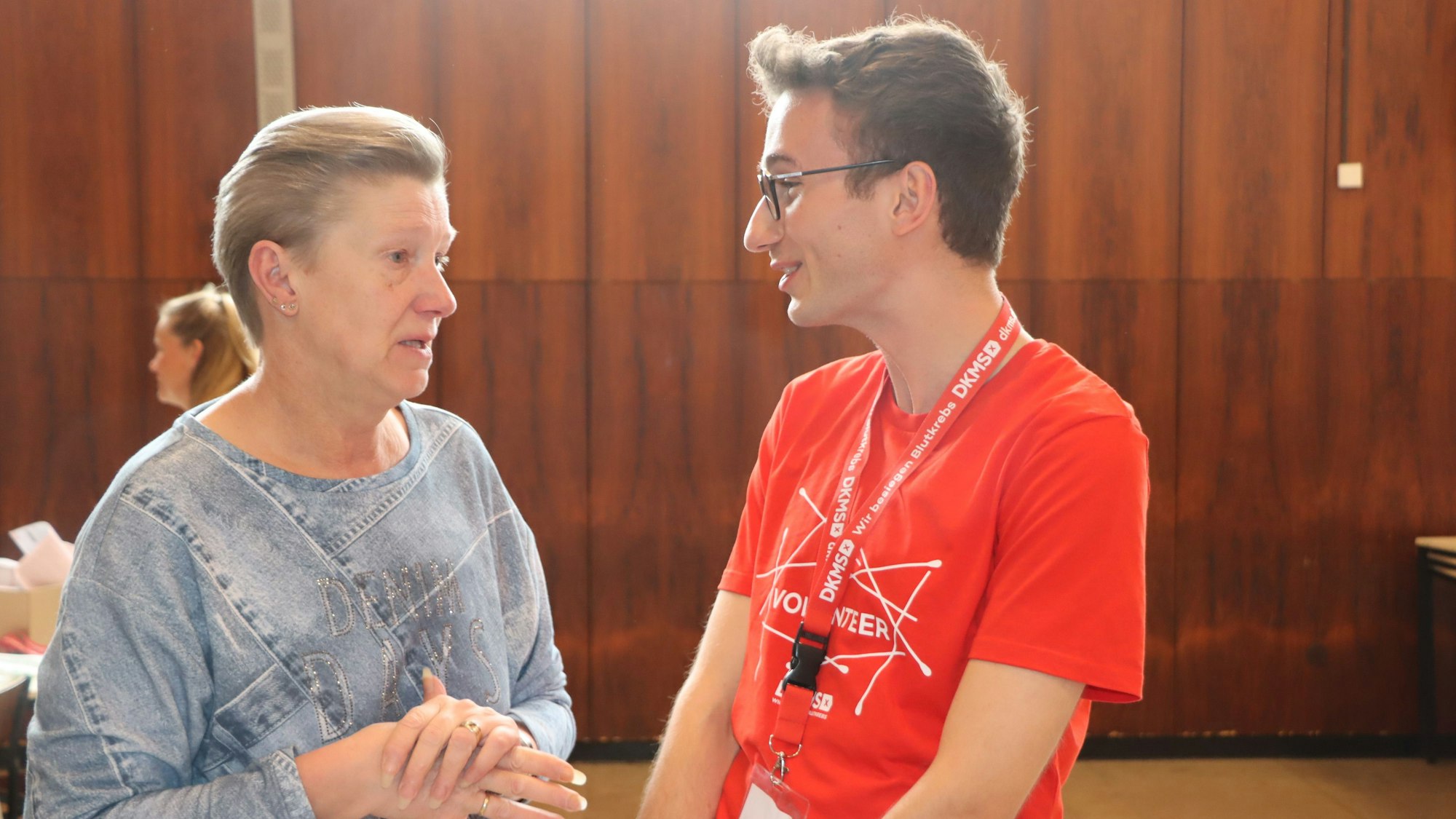 Jörn Kleine-Weschede ist seit 2023 Ehrenamtler bei der DKMS. Hier spricht er Angelika Kühweidler Mut zu, deren Ehemann Peter an Blutkrebs erkrankt ist.