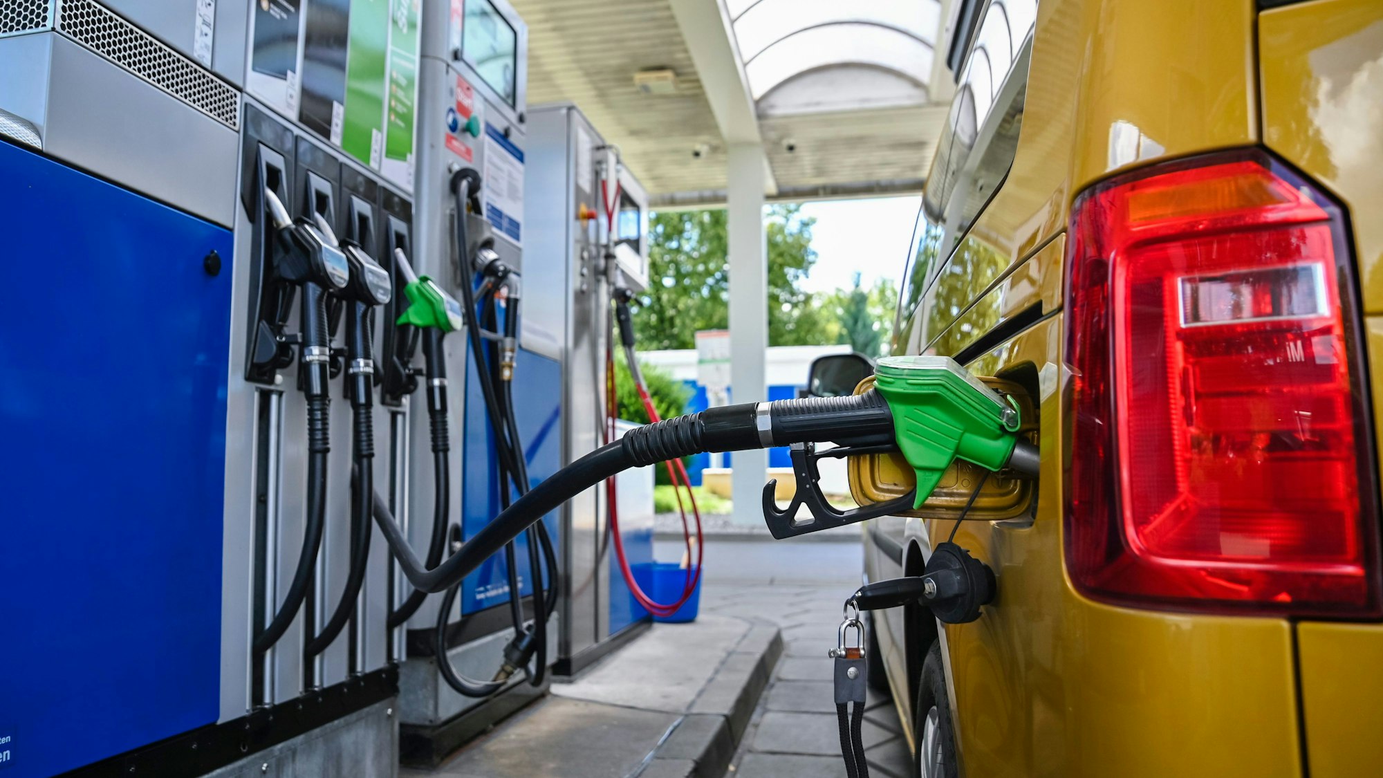 Ein Pkw wird an einer Tankstelle betankt. (Symbolbild)