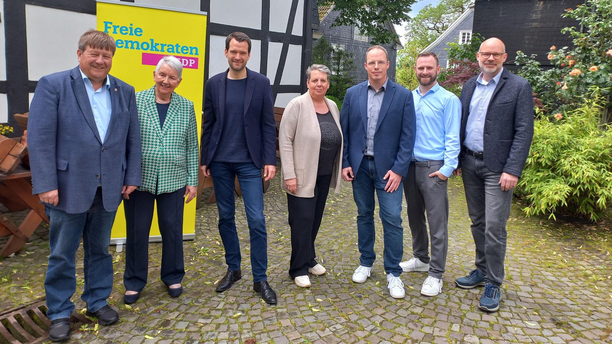 Gruppenbild mit sieben Politikern und Politikerinnen
