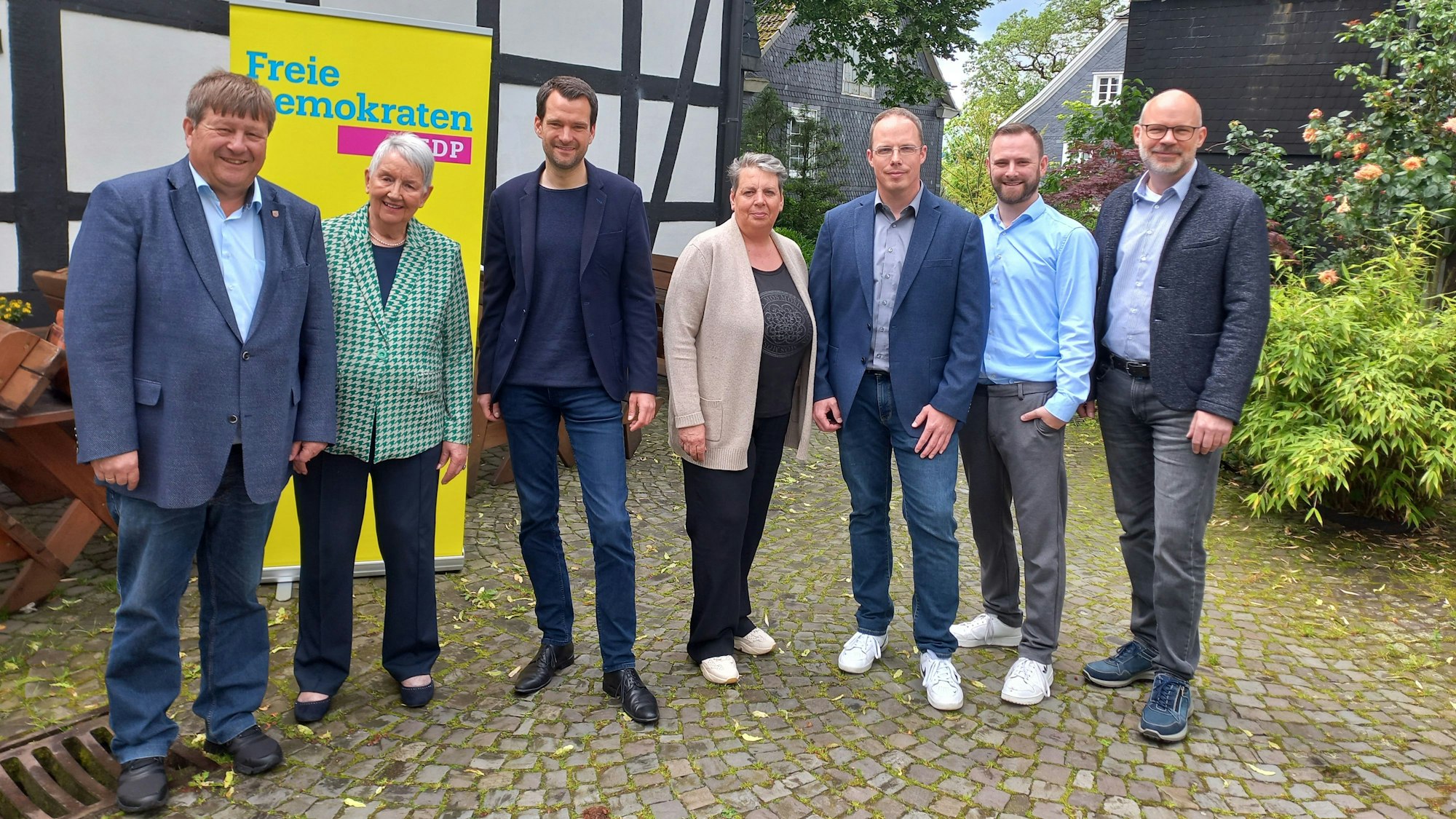 Gruppenbild mit sieben Politikern und Politikerinnen