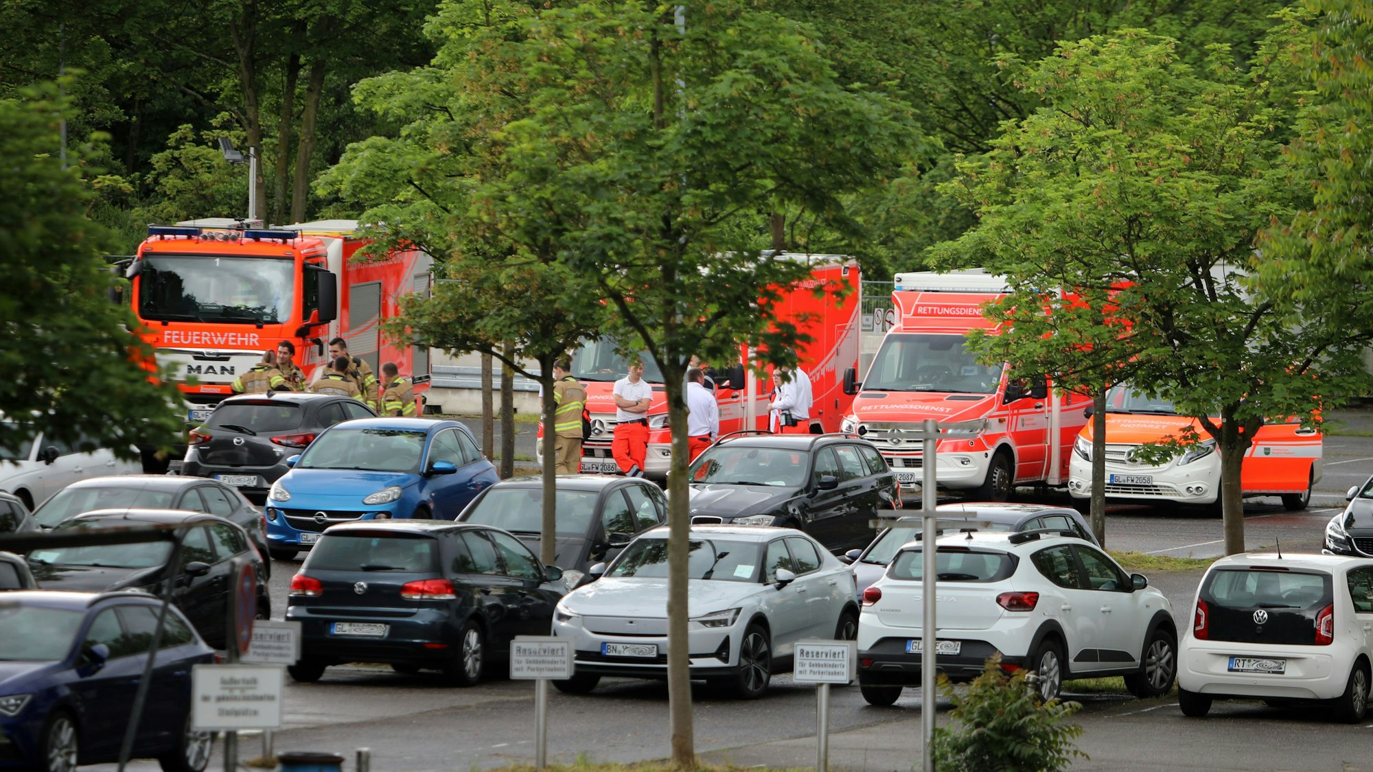 Feuerwehr- und Rettungsdienstfahrzeuge stehen auf dem Parkplatz Heidkamper Tor.