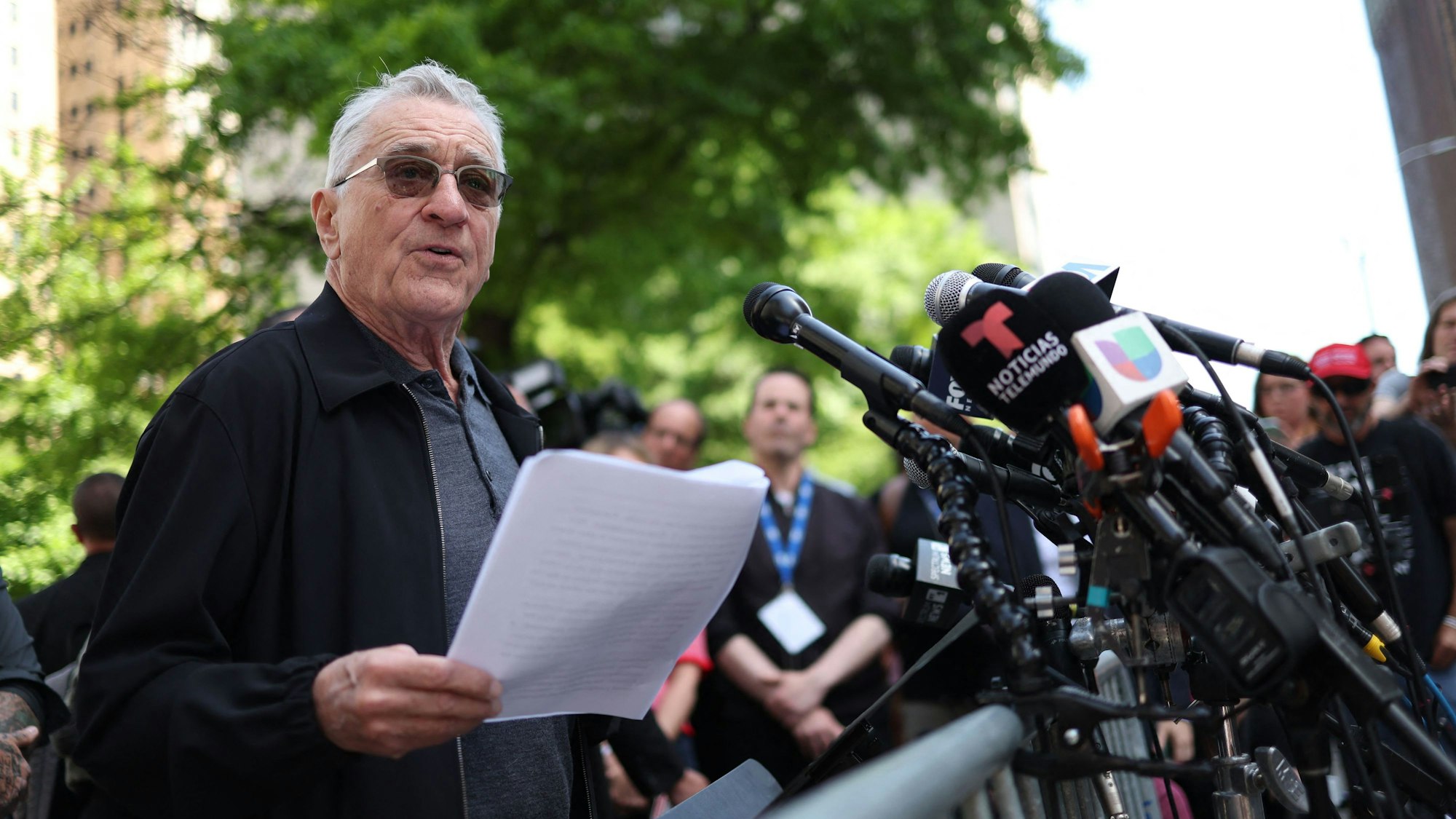New York: Robert De Niro, Schauspieler aus den USA, spricht zu Journalisten zur Unterstützung von US-Präsident Biden gegenüber dem Strafprozess des ehemaligen US-Präsidenten Donald Trump in Manhattan.