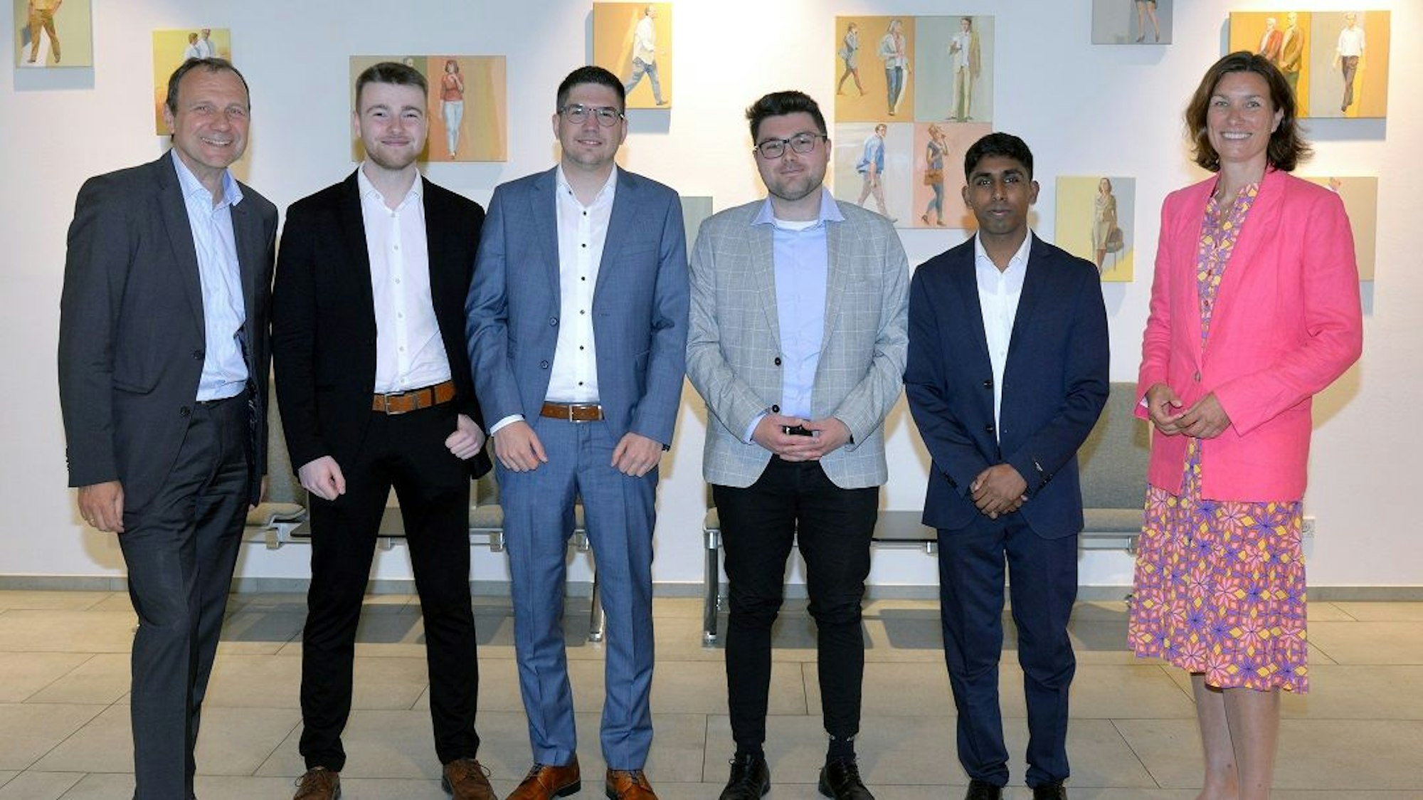 Das Bild zeigt IHK-Vizepräsidentin Stefanie Peters und IHK-Vizepräsident Dirk Harten mit den Auszubildenden aus dem Kreis Euskirchen, die ihre Abschlussprüfung mit der Note „Sehr gut“ abgeschlossen haben.