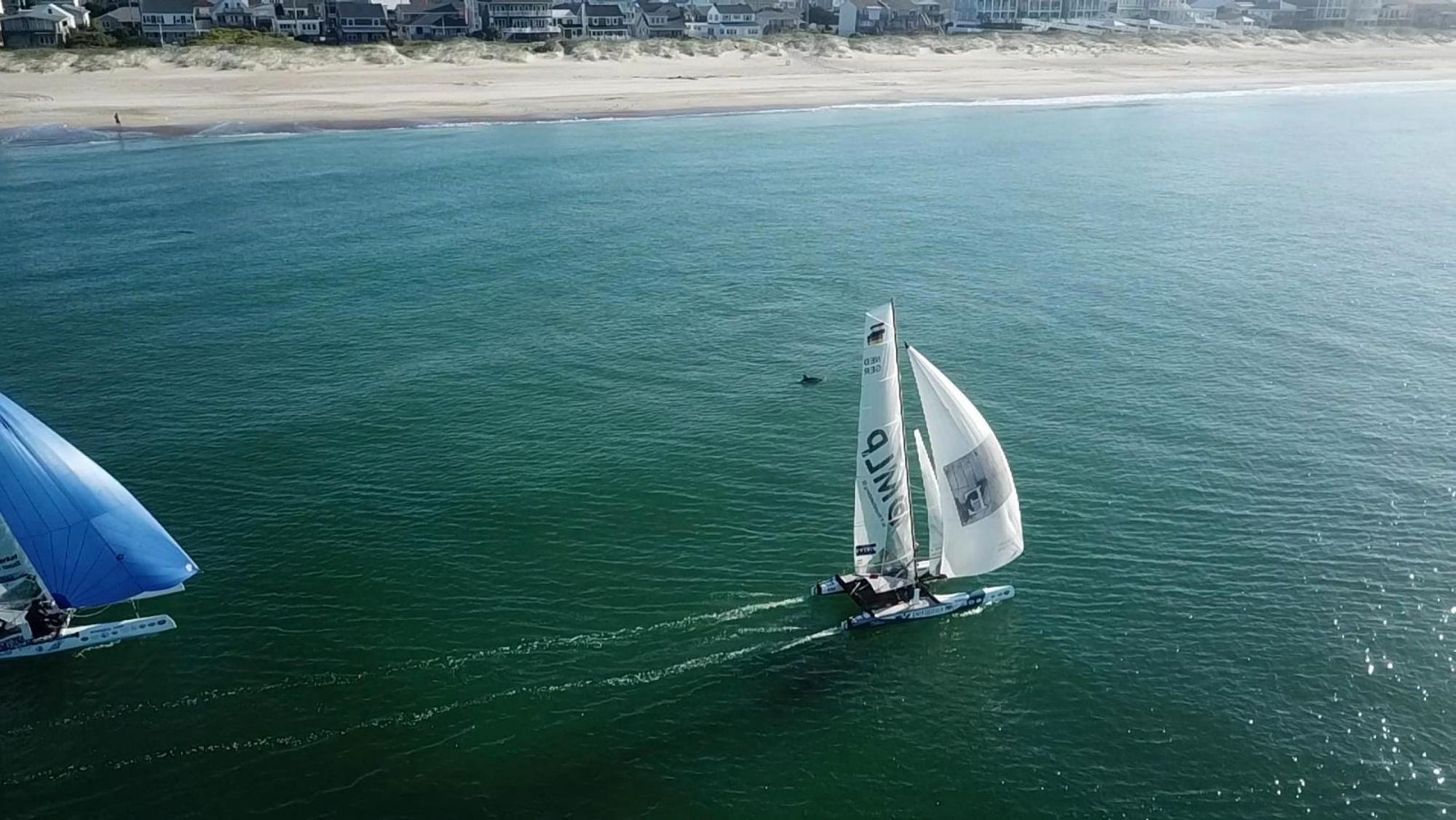 Ein einsames Segelboot auf dem Wasser bei der Worrel.