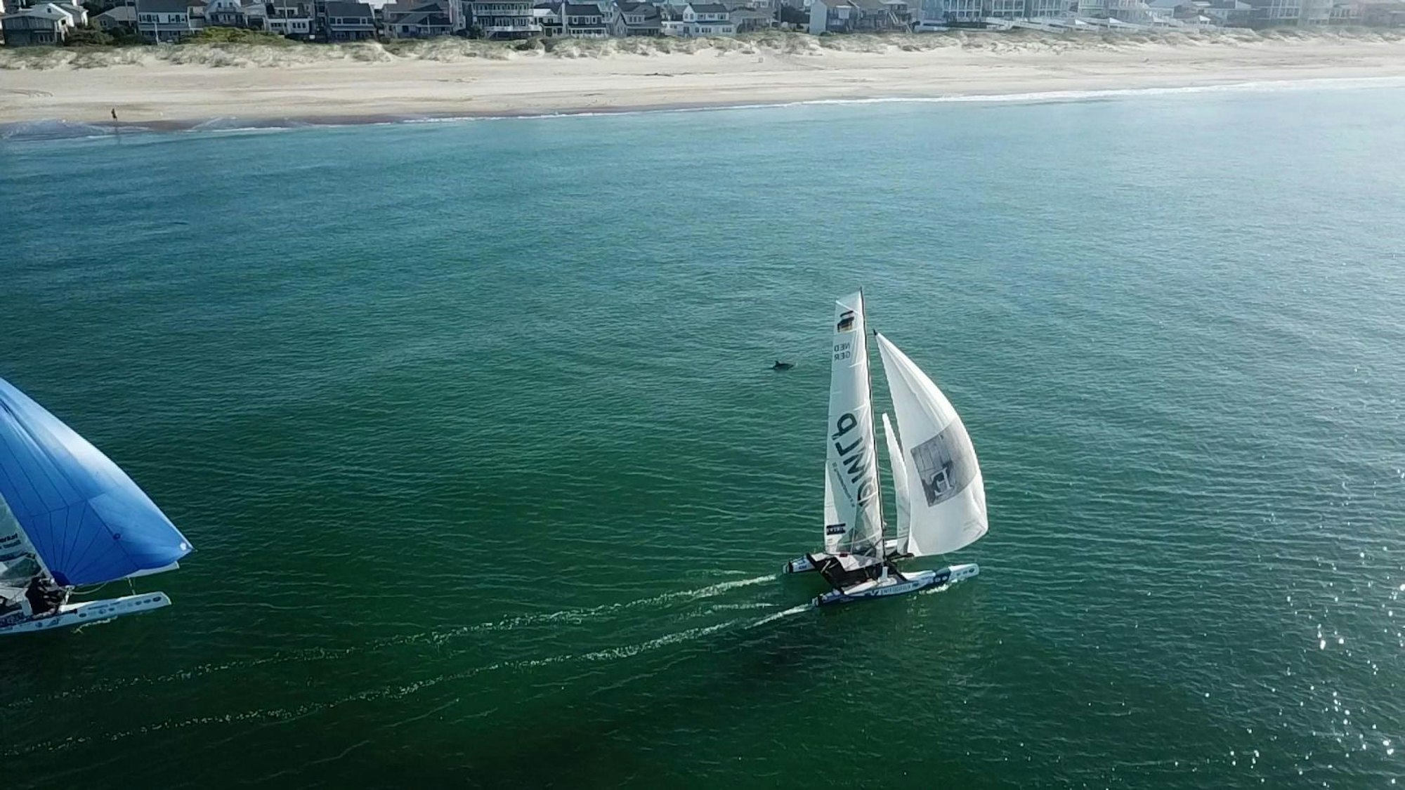 Ein einsames Segelboot auf dem Wasser bei der Worrel.