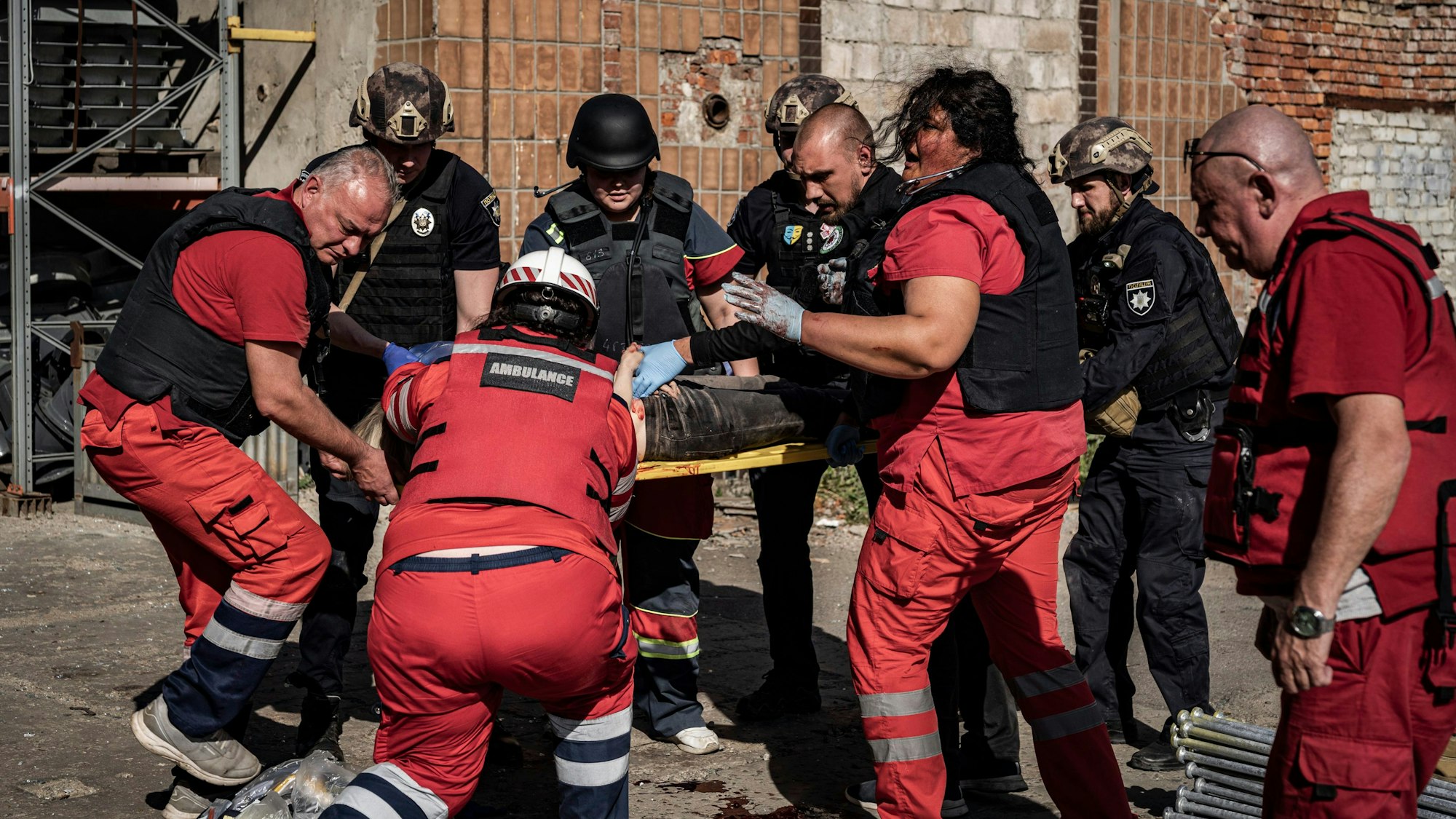 27.05.2024, Ukraine, Charkiw: Rettungskräfte versorgen eine Person nach einem russischen Bombenangriff auf ein Industriegebiet mit mehreren Toten und Verletzten. Foto: Nicolas Cleuet/Le Pictorium via ZUMA Press/dpa +++ dpa-Bildfunk +++