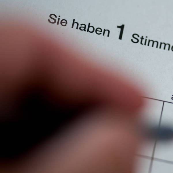 Stimmzettel zur Wahl der Abgeordneten im Europäischen Parlament 2024 mit der Aufschrift: Sie haben 1 Stimme, eine Stimme, Bitte hier ankreuzen.