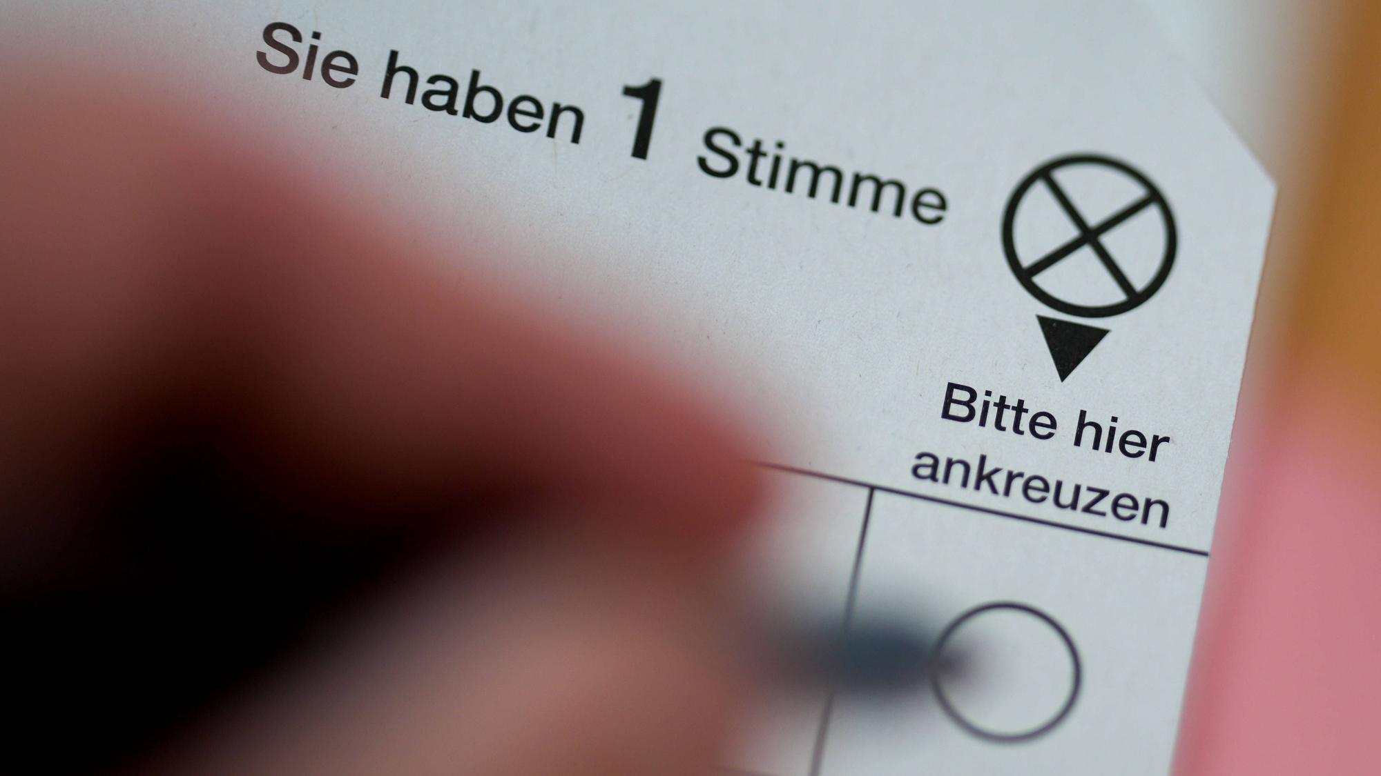 Stimmzettel zur Wahl der Abgeordneten im Europäischen Parlament 2024 mit der Aufschrift: Sie haben 1 Stimme, eine Stimme, Bitte hier ankreuzen.