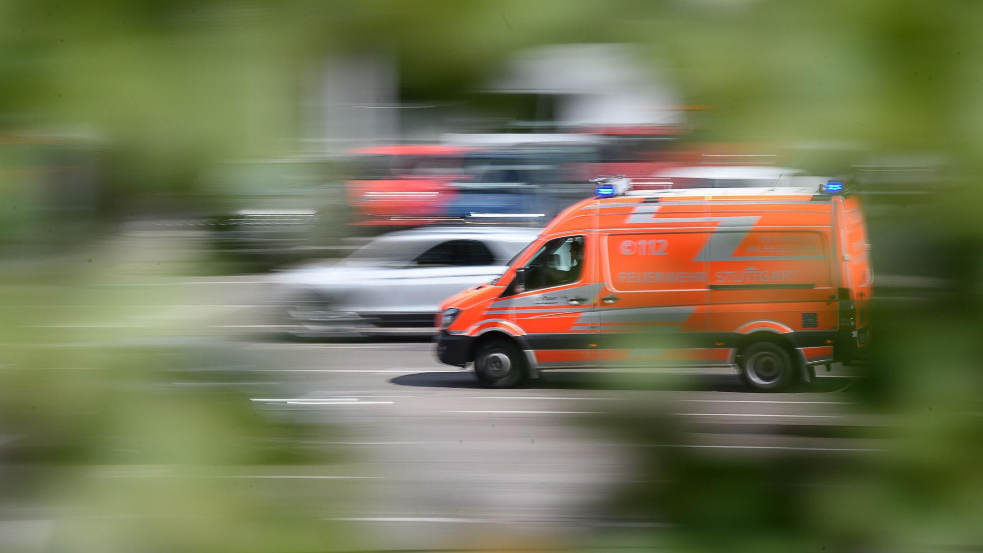 Ein Rettungswagen fährt zu einem Einsatz. (Symbolbild)