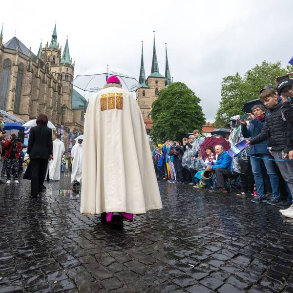 Ulrich Neymeyr (vorn), Bischof von Erfurt, zieht mit der Prozession zum Fronleichnams-Gottesdienst zum 103. Deutschen Katholikentag auf dem Domplatz Erfurt ein.
