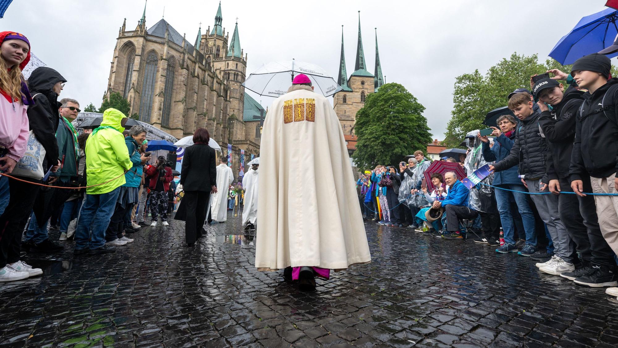 Ulrich Neymeyr (vorn), Bischof von Erfurt, zieht mit der Prozession zum Fronleichnams-Gottesdienst zum 103. Deutschen Katholikentag auf dem Domplatz Erfurt ein.