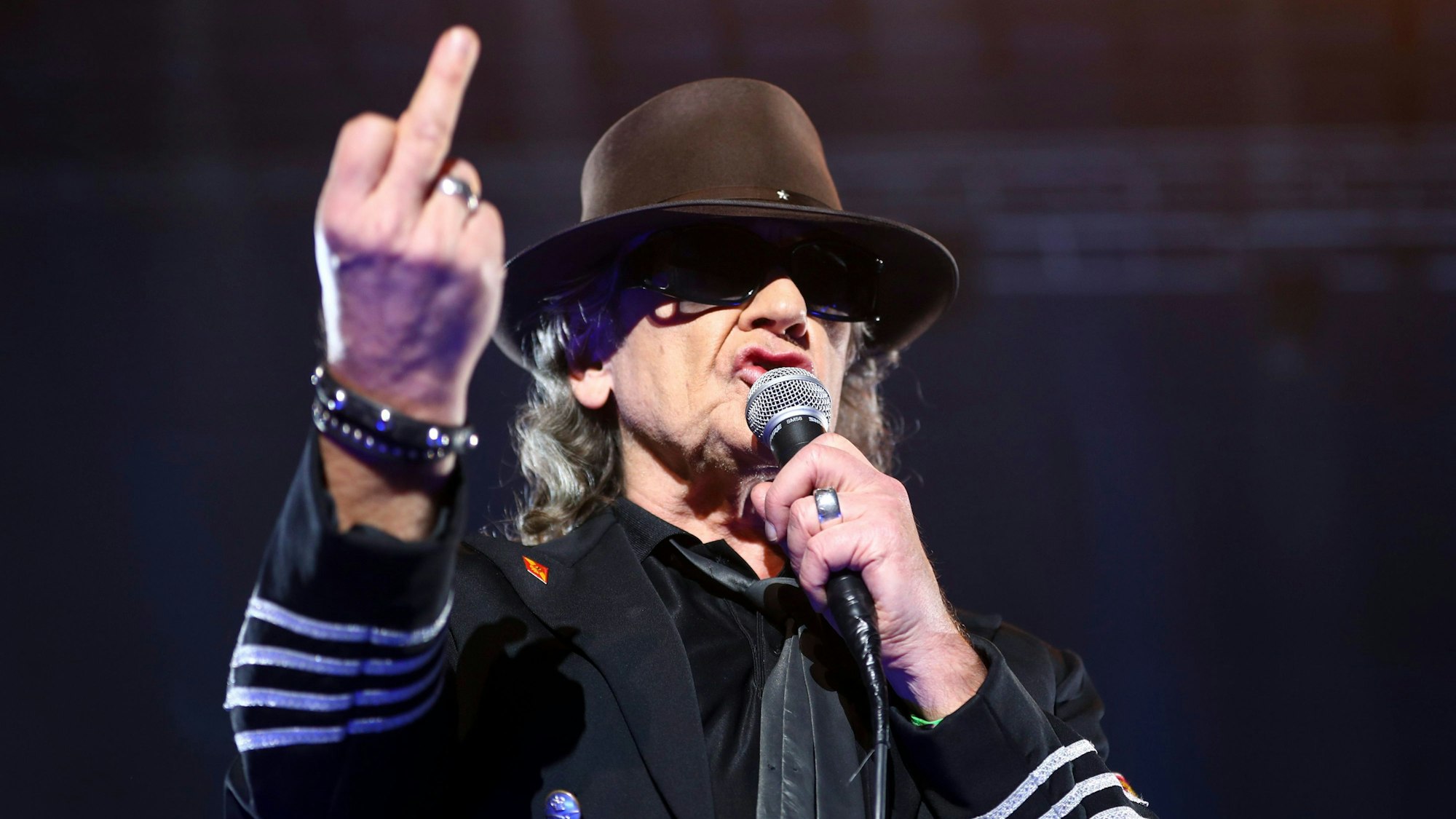 Der Musiker Udo Lindenberg steht 2017 in Kiel bei einem Konzert auf der Bühne und reckt den Mittelfinger der rechten Hand hoch. Nach dem Rassismus-Skandal auf Sylt hat Lindenberg klare Worte gefunden.