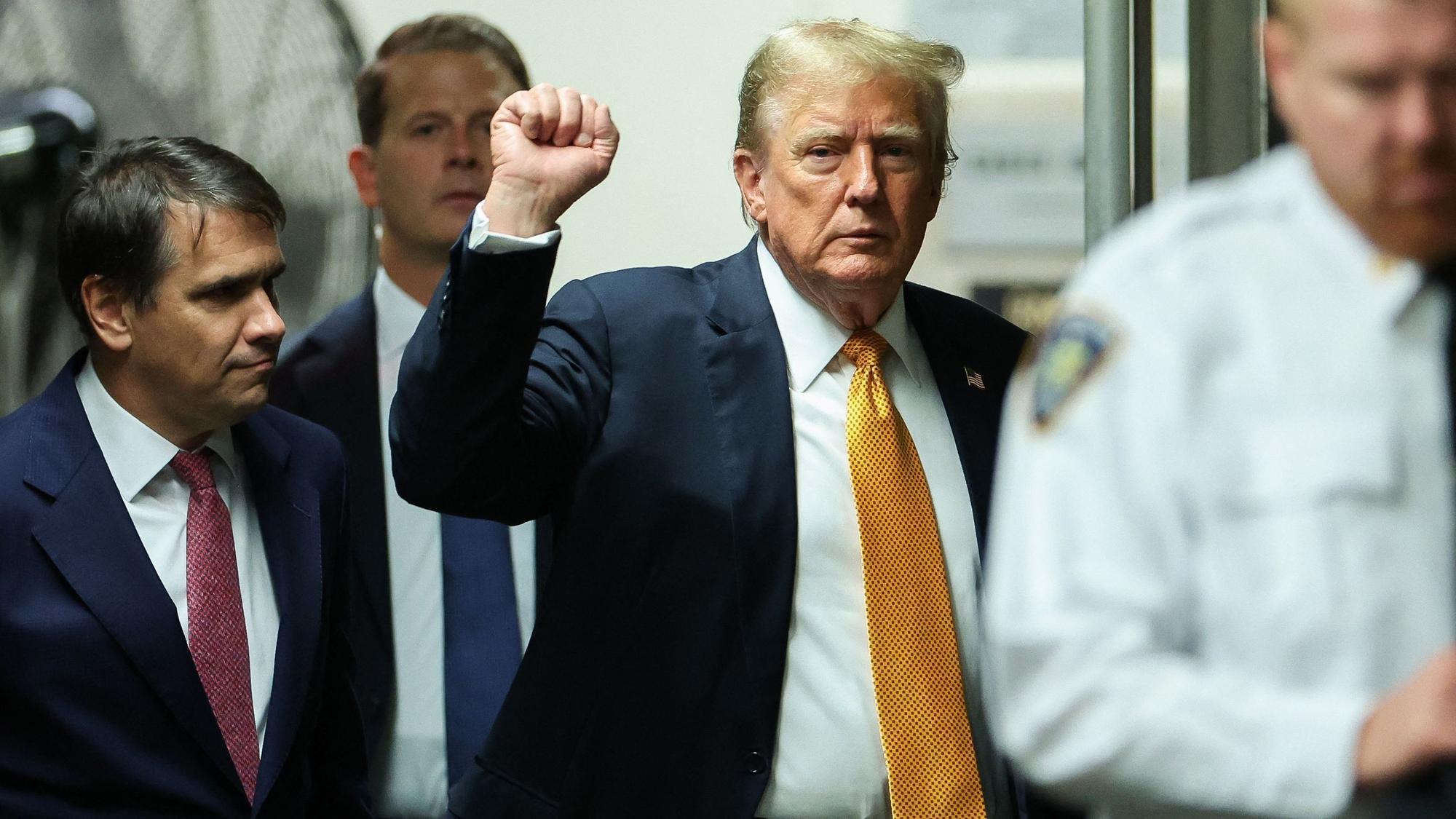 Donald Trump reckt die Faust bei seiner Ankunft am Gerichtssaal in New York City in die Höhe.