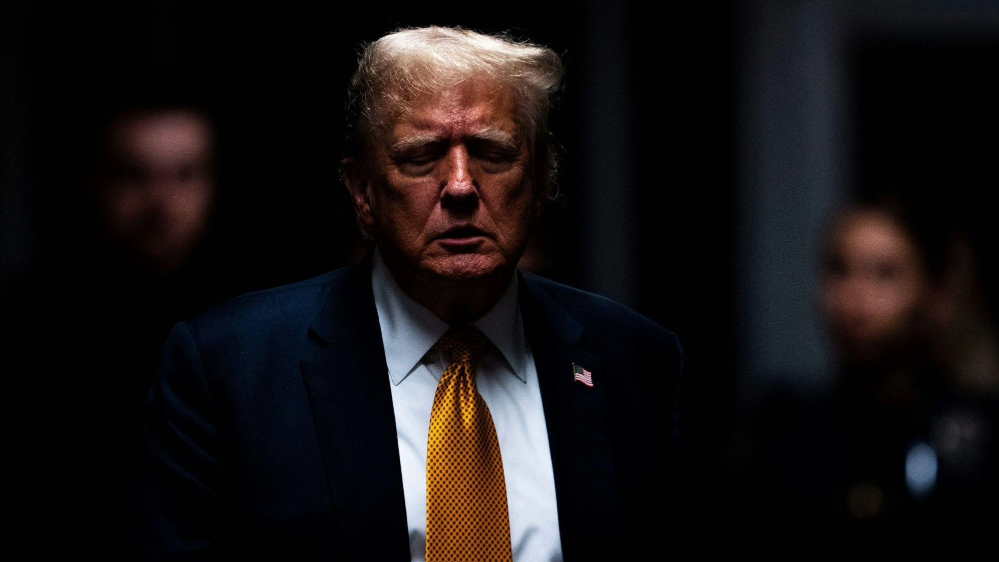 Bei einer Verurteilung droht Trump eine Geldstrafe oder eine mehrjährige Freiheitsstrafe, die auch zur Bewährung ausgesetzt werden könnte.