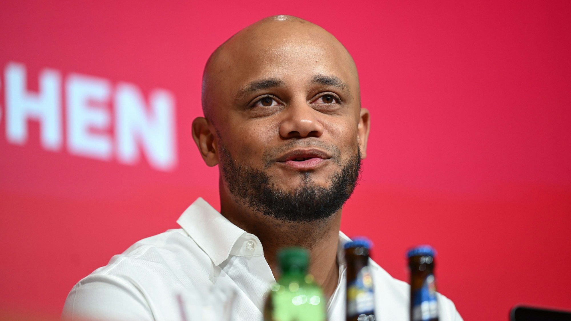 Vincent Kompany wird als neuer Trainer vorgestellt.
Vincent Kompany wurde als neuer Trainer beim FC Bayern vorgestellt.