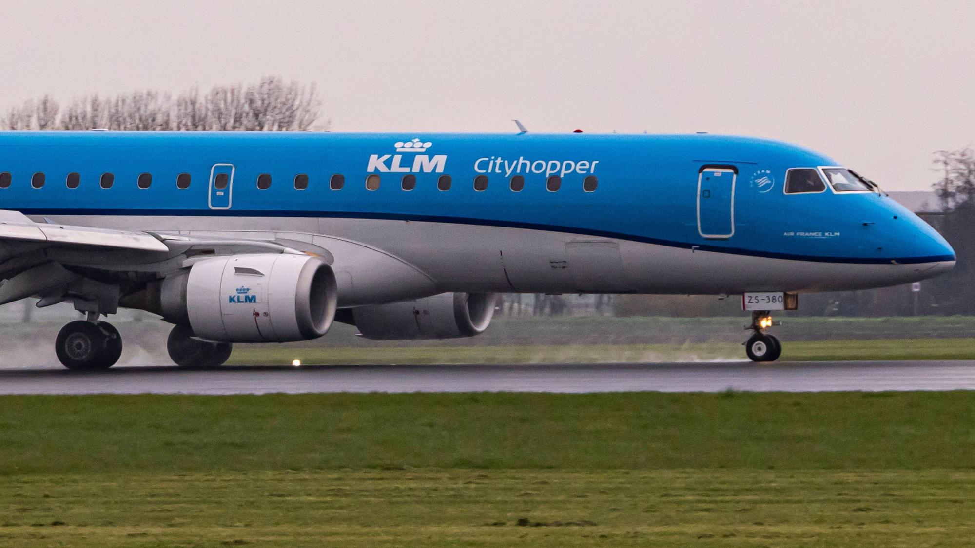 In Amsterdam Schiphol ist ein Mensch in das Triebwerk einer Embraer-Maschine der niederländischen Fluggesellschaft KLM Cityhopper geraten und getötet worden. (Archivbild)