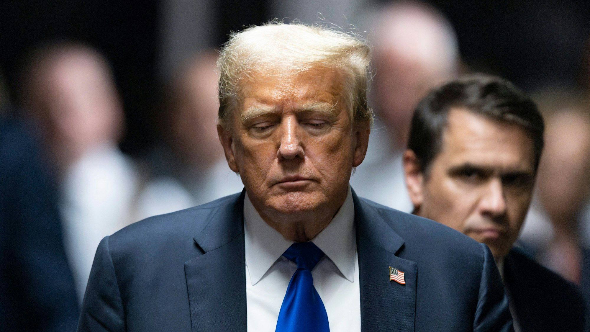 Donald Trump verlässt nach der Urteilsverkündung den Gerichtssaal in New York. Die Jury hat den Ex-US-Präsidenten in allen Anklagepunkten schuldig gesprochen.