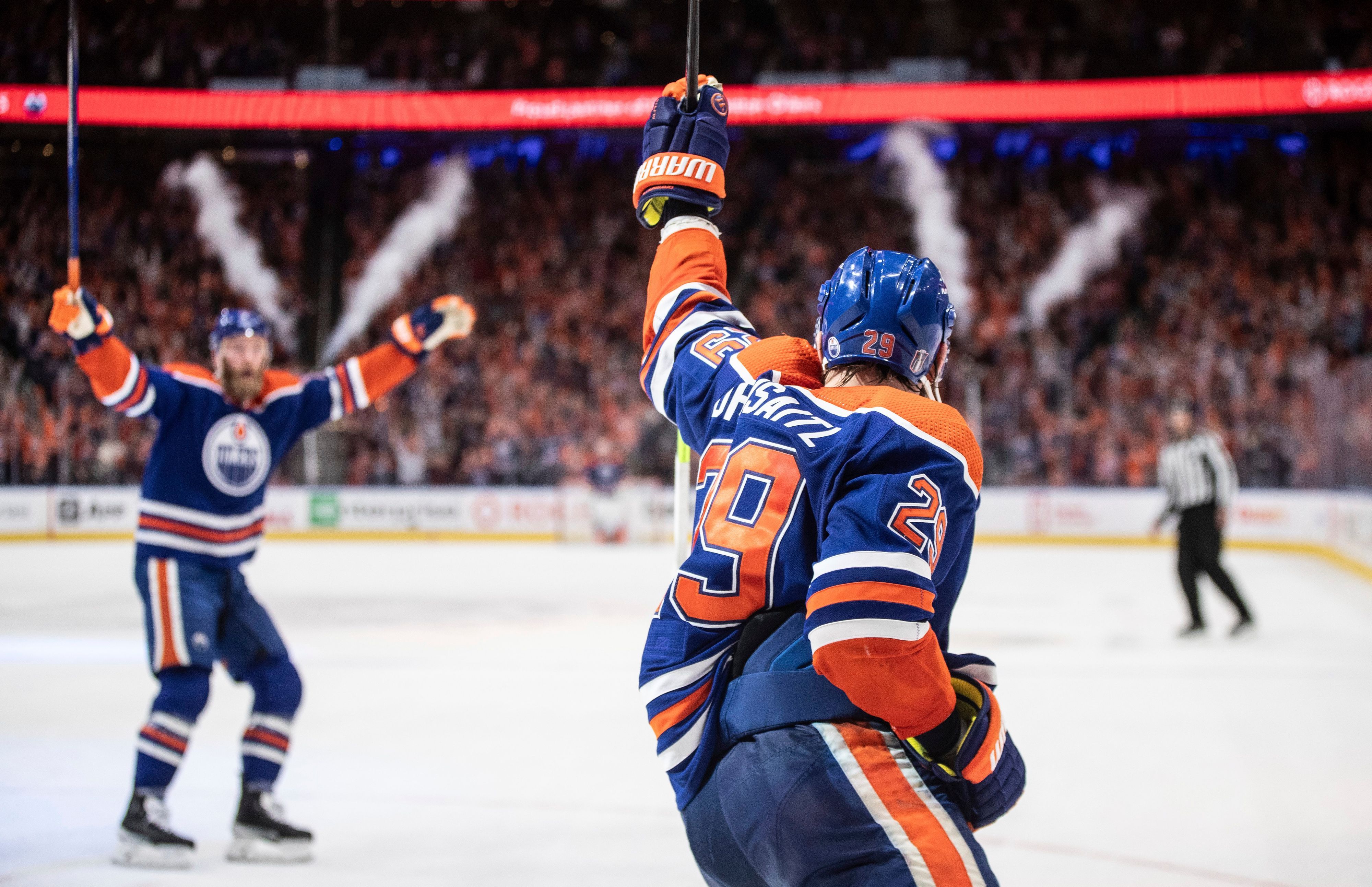Der Kölner Eishockey Spieler Leon Draisaitl (29) feiert sein Tor gegen Dallas Stars.
