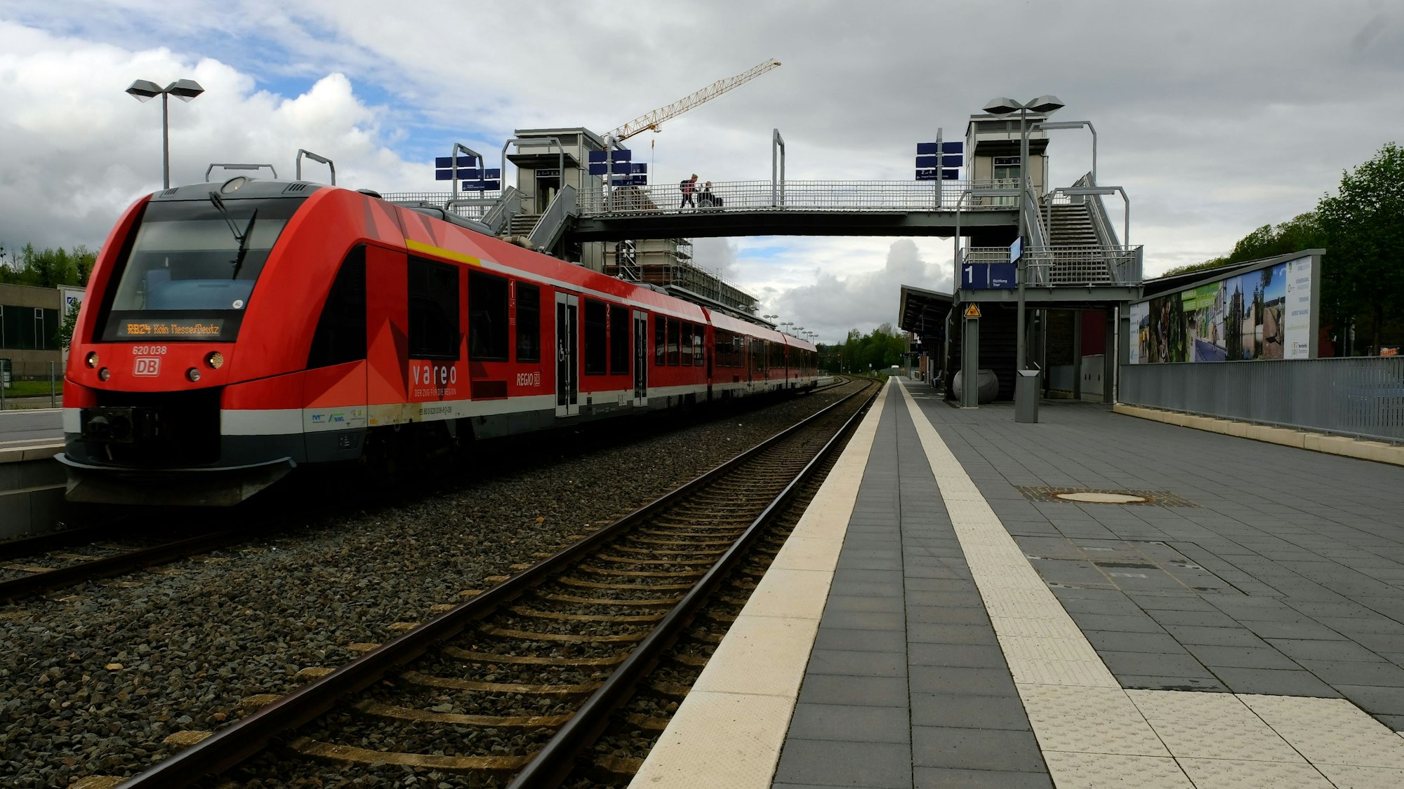 Auf einem Archivbild von 2023 ist ein roter Zug zu sehen, der im Bahnhof Mechernich steht.