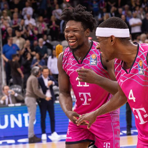 Brian Fobbs (links) und Glynn Watson hatten viel Anlass zu guter Laune, denn sie waren die beiden Topscorer der Baskets.