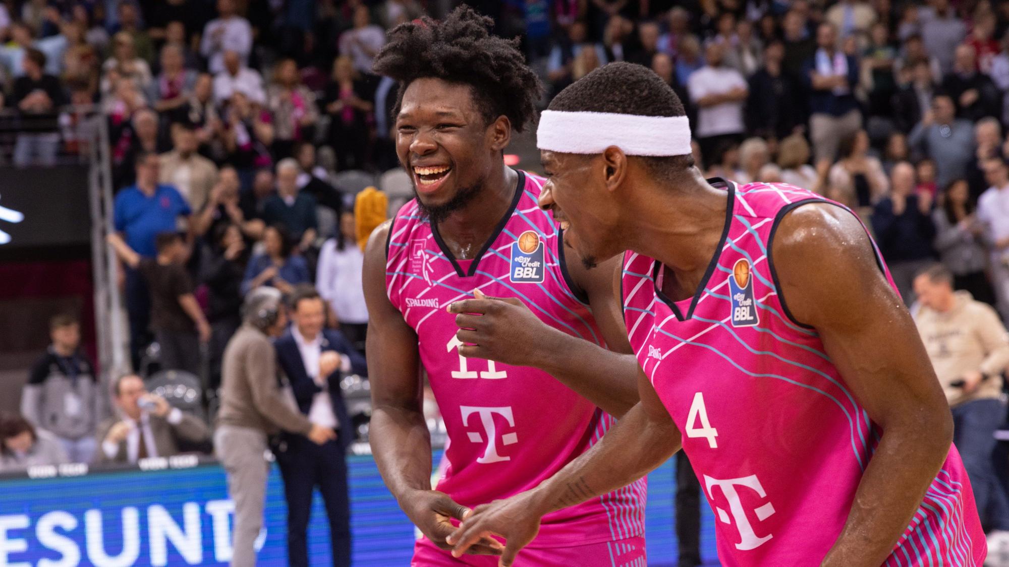 Brian Fobbs (links) und Glynn Watson hatten viel Anlass zu guter Laune, denn sie waren die beiden Topscorer der Baskets.