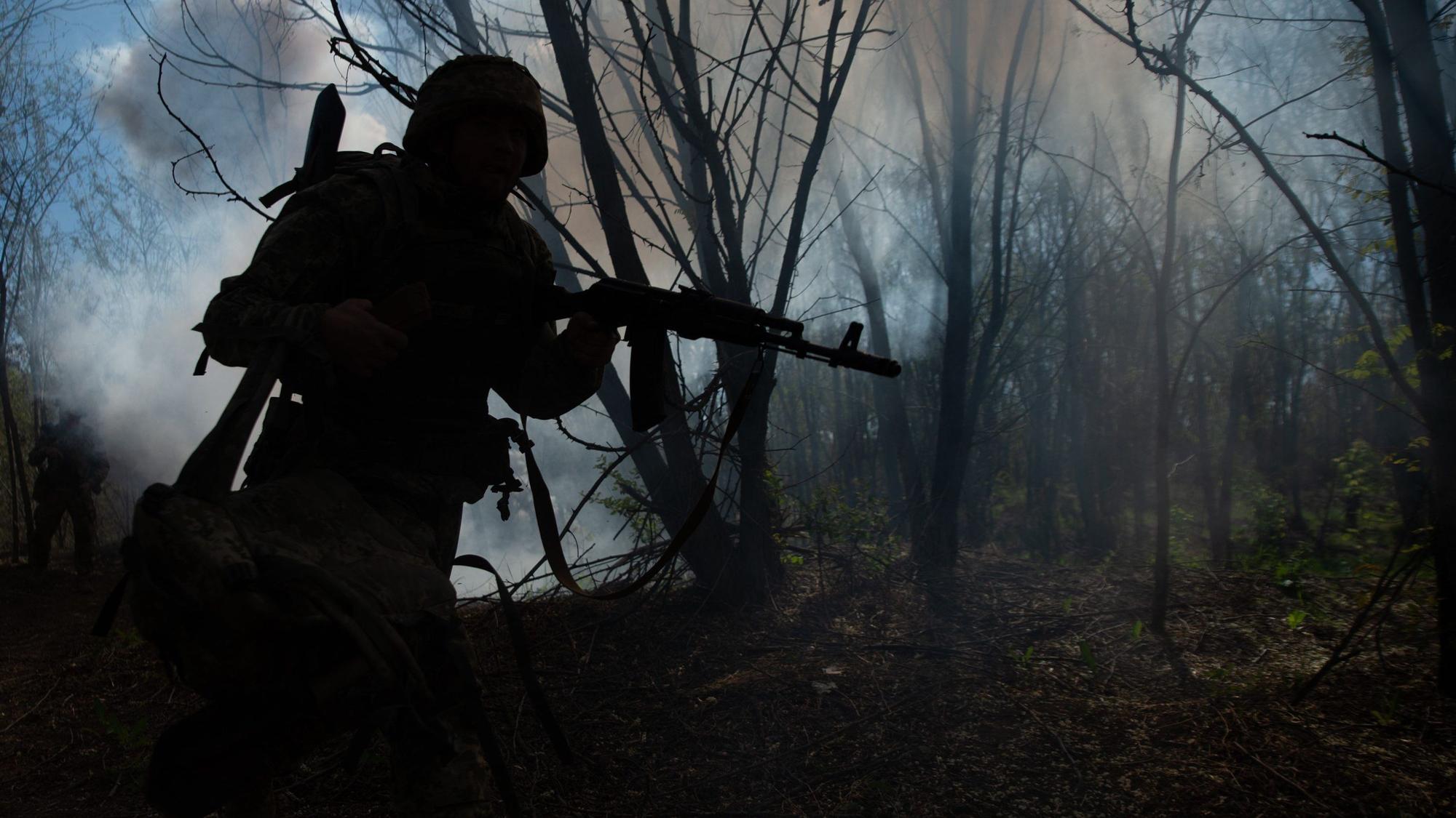 16.05.2024, Ukraine, ---: Soldaten der 22. Brigade trainieren für Infanterieeinsätze, die Klärung von Schützengräben und Notfallmedizin. Foto: Madeleine Kelly/ZUMA Press Wire/dpa +++ dpa-Bildfunk +++