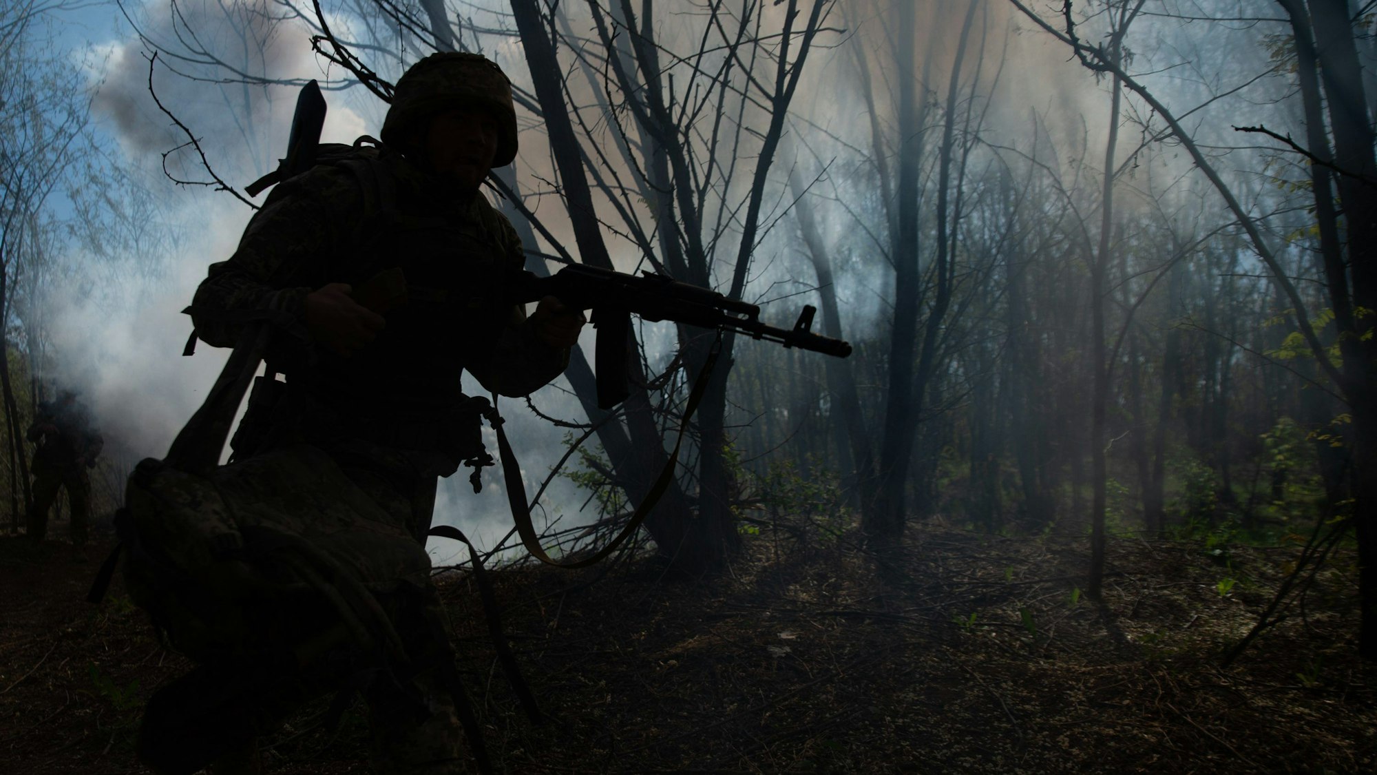 16.05.2024, Ukraine, ---: Soldaten der 22. Brigade trainieren für Infanterieeinsätze, die Klärung von Schützengräben und Notfallmedizin. Foto: Madeleine Kelly/ZUMA Press Wire/dpa +++ dpa-Bildfunk +++