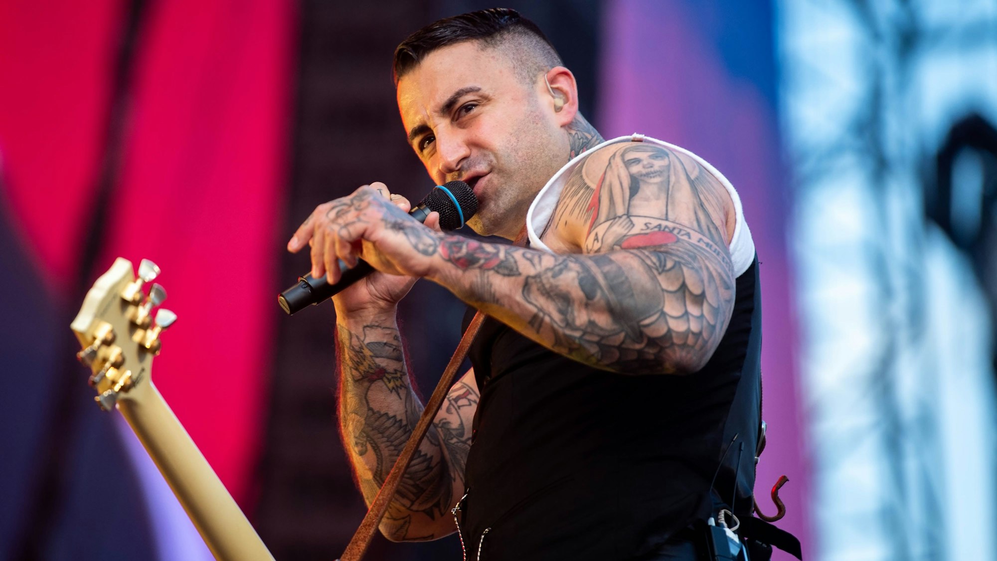 Das Bild zeigt den Sänger der Broilers: Sammy Amara.