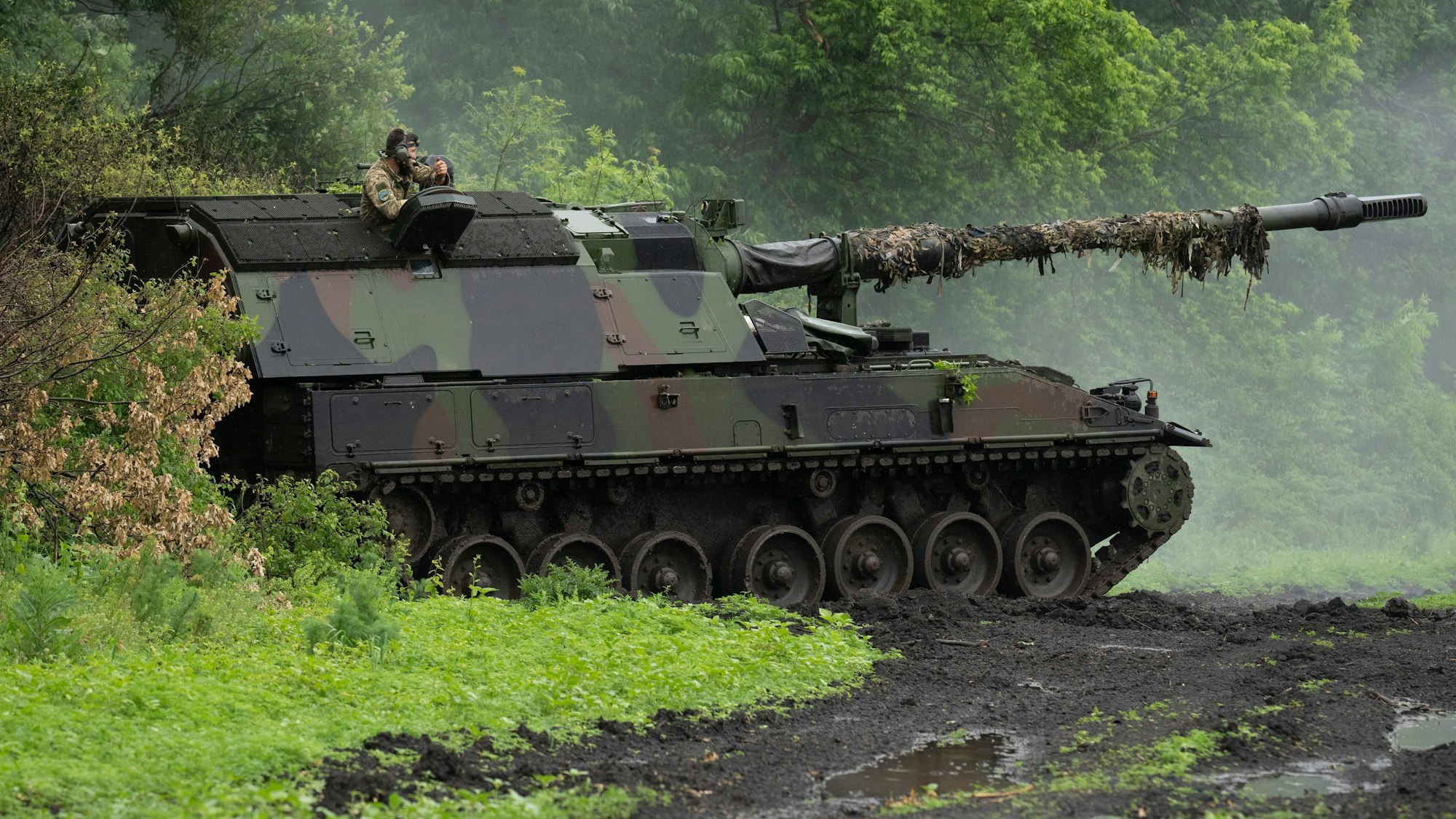 Eine deutsche Panzerhaubitze 2000 (PzH 2000) der ukrainischen Armee steht an der Frontlinie in der Nähe von Bachmut.
Mit solchen Waffen hilft Deutschland der Ukraine.