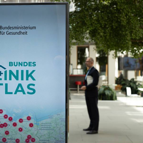 Eine Leuchtreklame. Bundesministerium für Gesundheit steht oben, Bundeklinik-Atlas darunter.