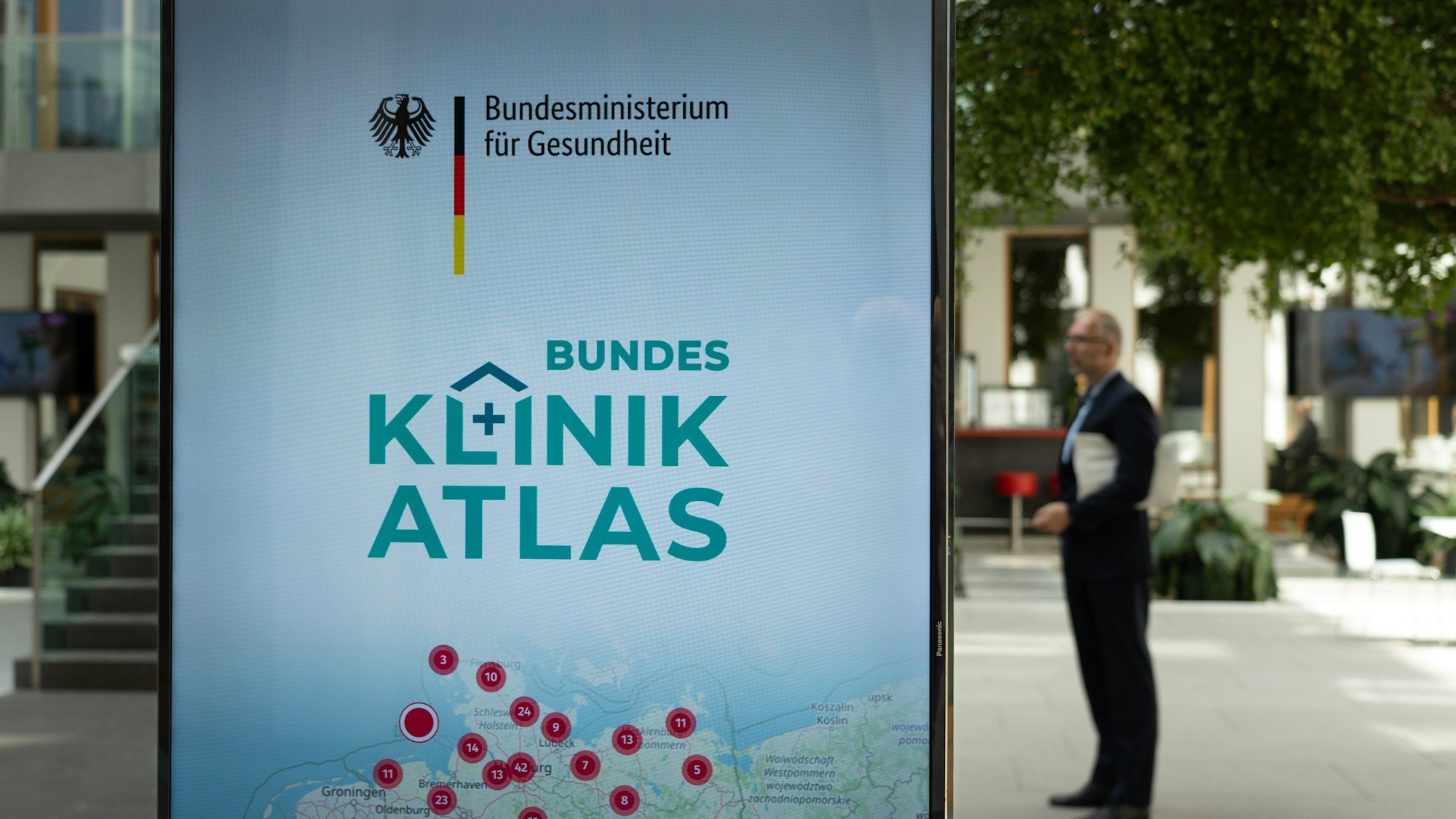 Eine Leuchtreklame. Bundesministerium für Gesundheit steht oben, Bundeklinik-Atlas darunter.
