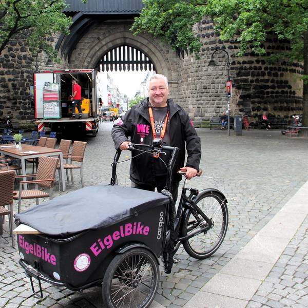 Veedelskümmerer Michael Seffen zieht täglich mit seinem EigelBike durch die Straßen des Viertels.