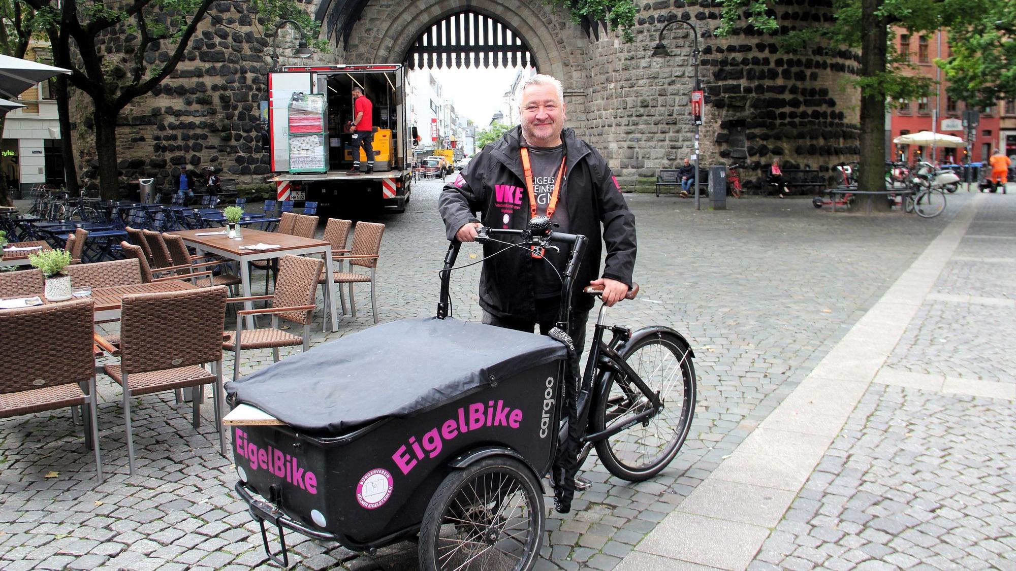 Veedelskümmerer Michael Seffen zieht täglich mit seinem EigelBike durch die Straßen des Viertels.