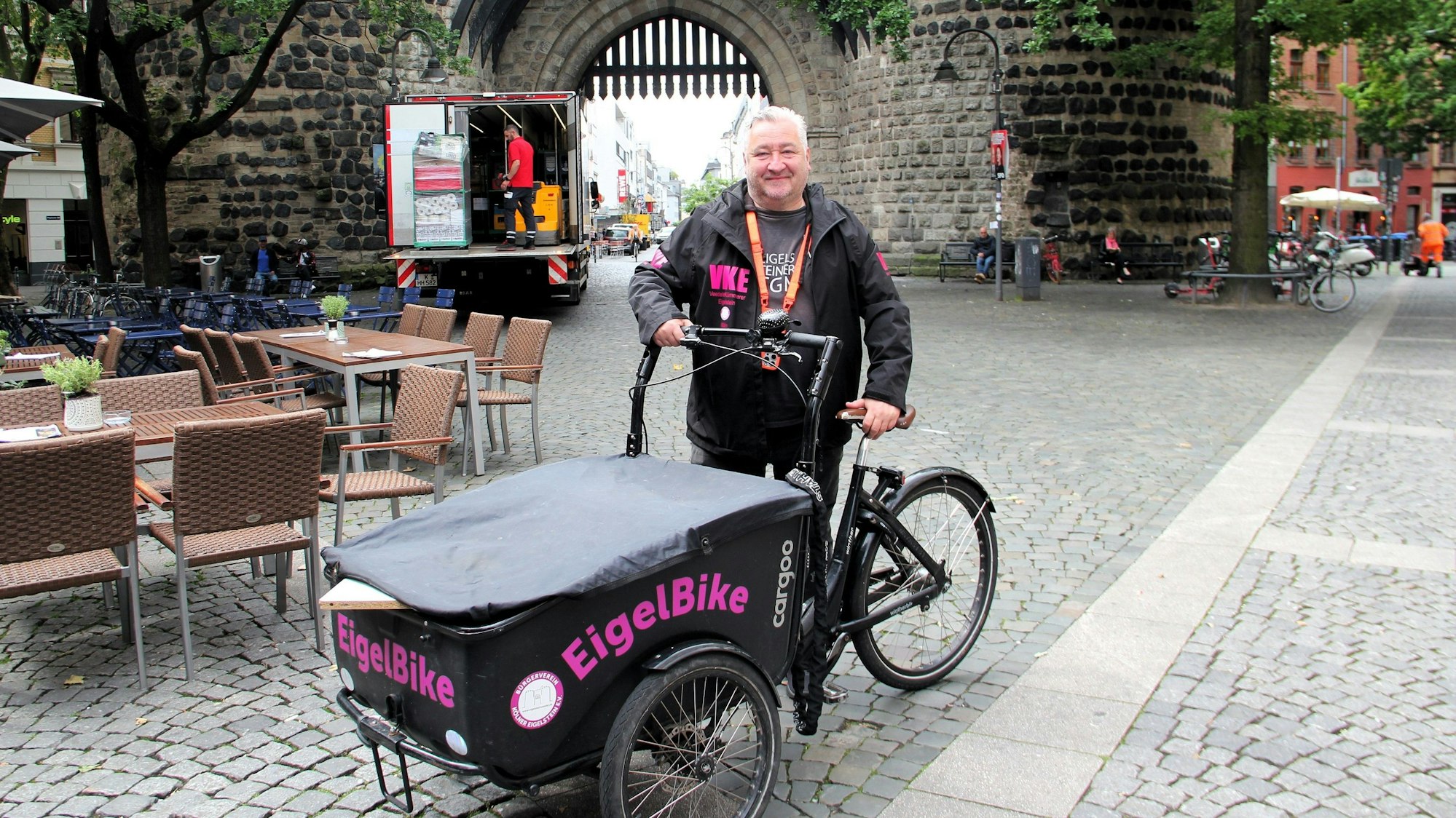 Veedelskümmerer Michael Seffen zieht täglich mit seinem EigelBike durch die Straßen des Viertels.