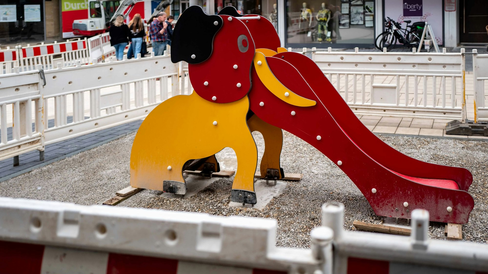 Das Bild zeigt die Elefantenrutsche in der Fußgängerzone in Euskirchen. Genutzt werden kann sie aber noch nicht, Absperrbaken verhindern das.