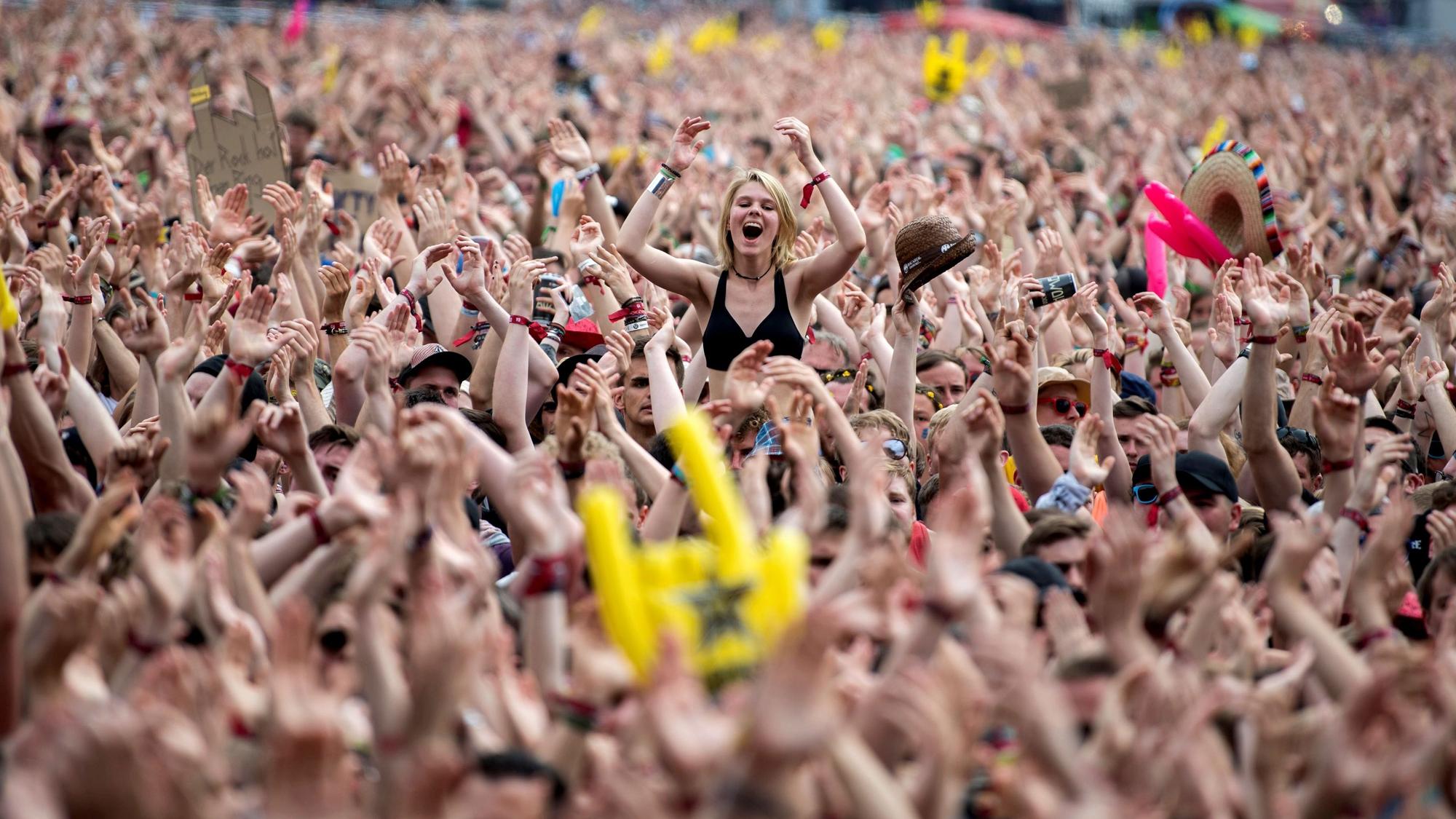 Das Bild zeigt die Crowd vor der Hauptbühne.