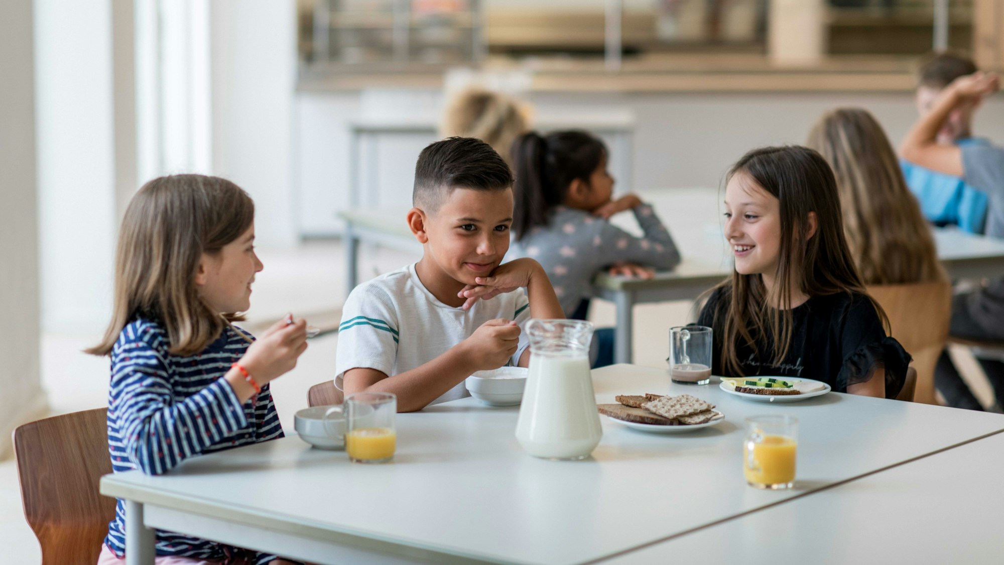 Organisiert vom Verein BrotZeit: Ehrenamtliche Helfer bereiten das kostenlose Frühstück für Grund- und Förderschüler vor und betreuen die Kinder während der Frühstückszeit.
