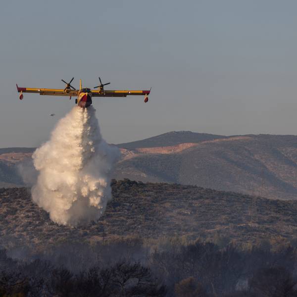 Ein Löschflugzeug im Einsatz. In Griechenland hat nun bei Übungsflügen ein Pilot seine tonnenschwere Wasserladung über einem Hotel abgelassen. (Symbolbild)